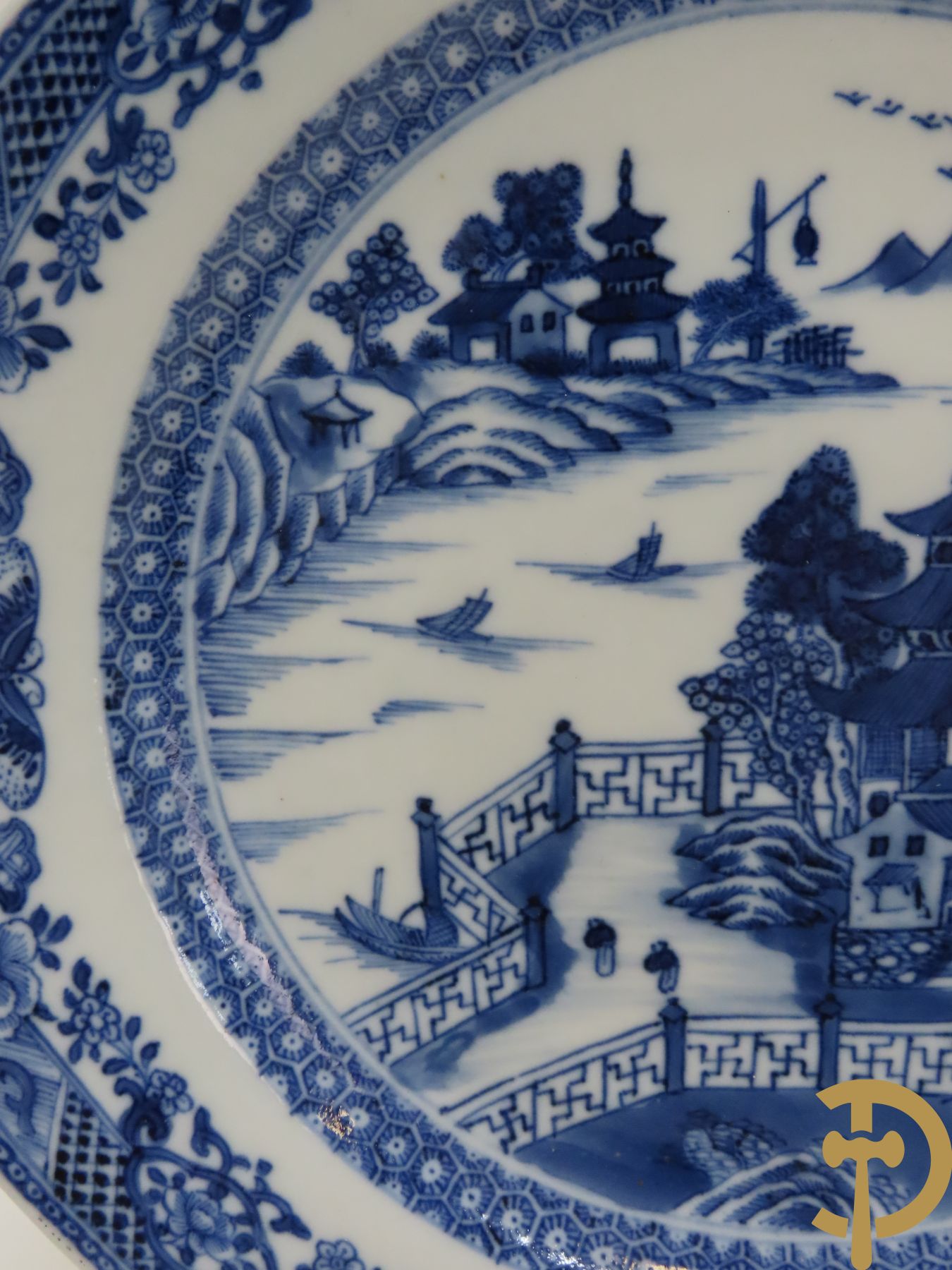 Vijf Chinese porseleinen bordjes met blauw/wit landschapsdecor met tempels