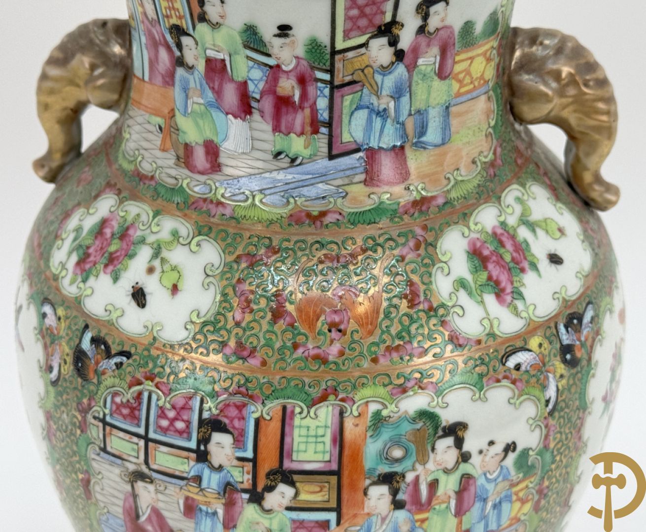 Chinese porseleinen Kantonvaas met geanimeerde taferelen, bloemen, vogel en vlinderdecor