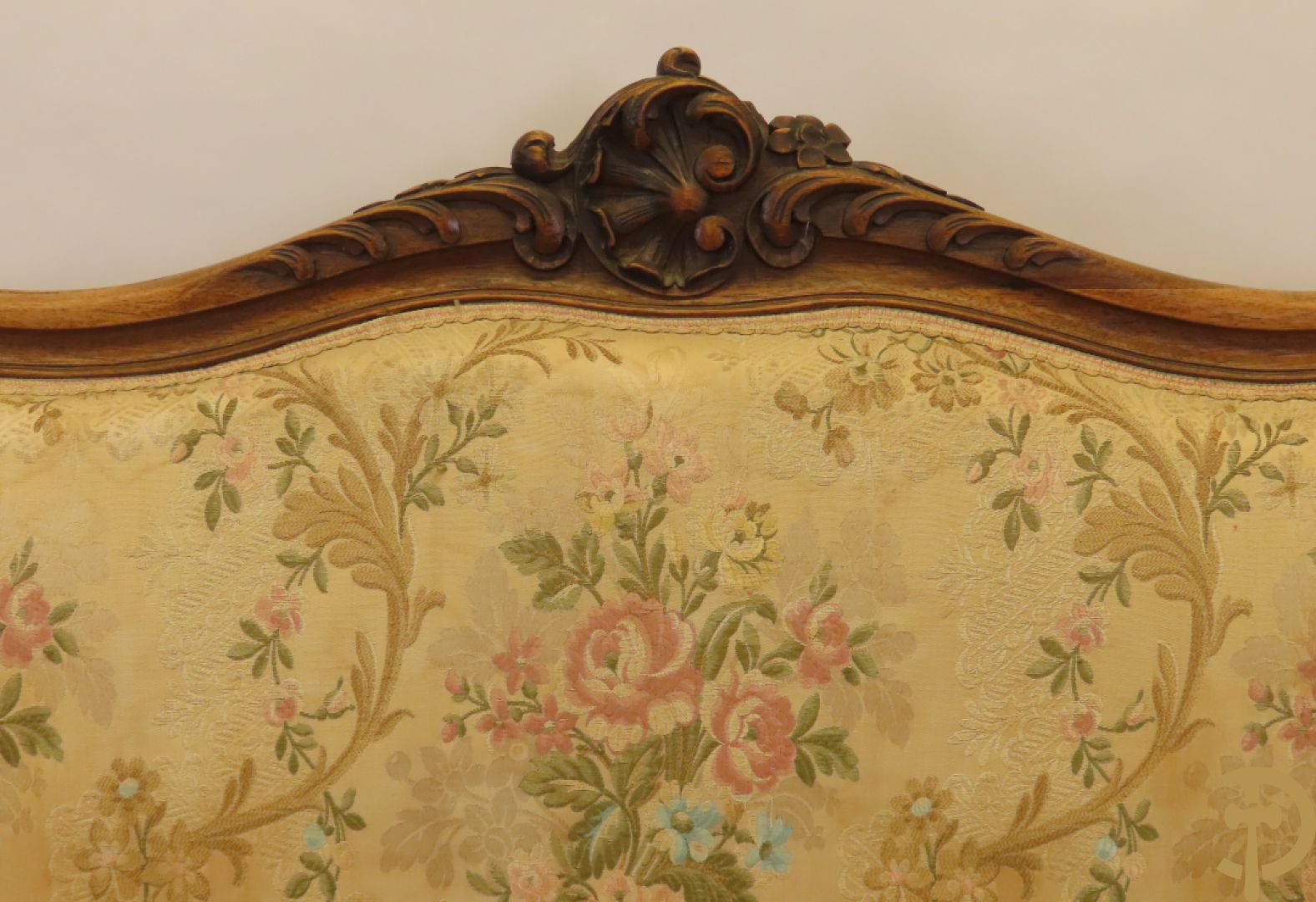 Vijfdelig Louis XV salonensemble in beuk bestaande uit tweezit, 2 armzetels en 2 stoelen