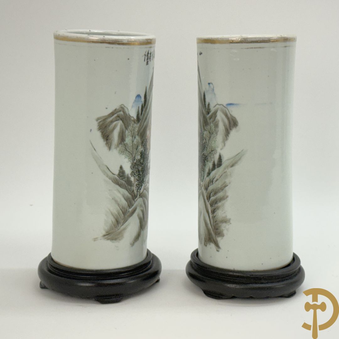Paar Chinese porseleinen rolvaasjes met landschapsdecor