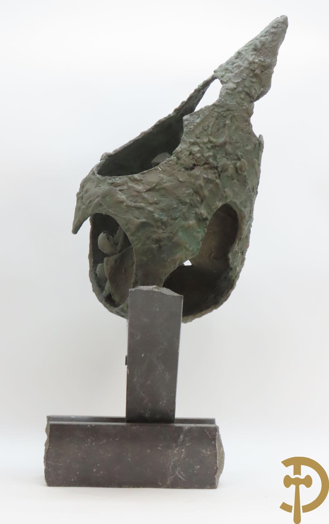 LAMPENS Mark getekend op arduinene sokkel - Kegelvormige bronssculptuur met grillig rolwerk