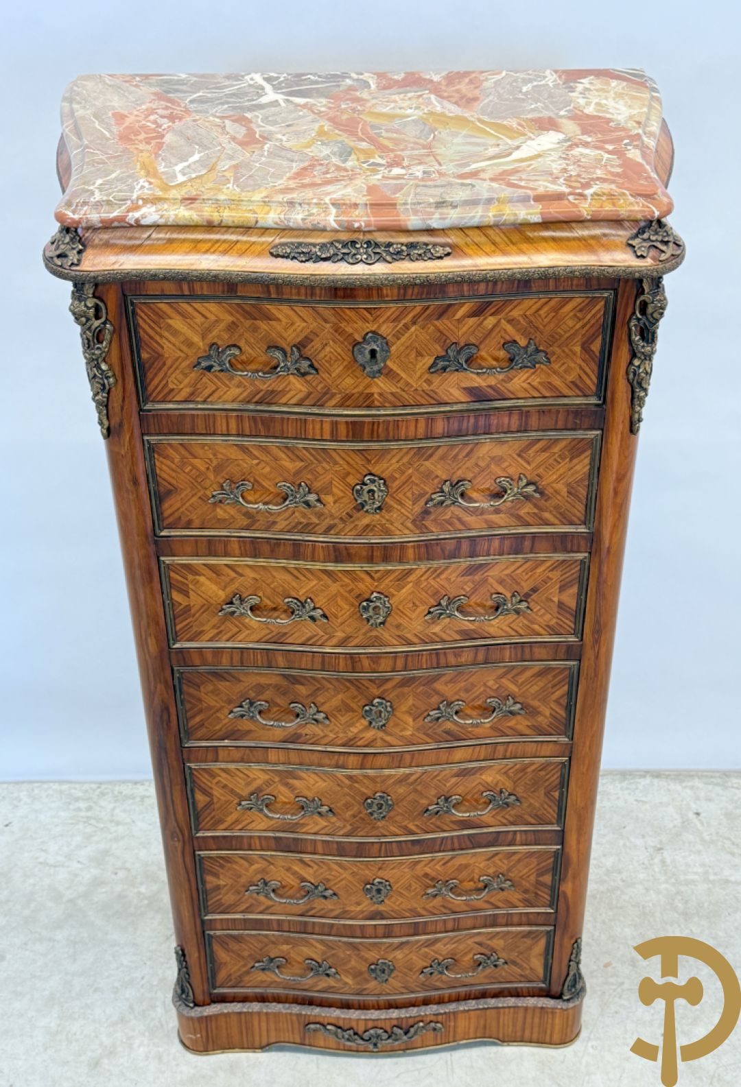 Gemarketteerde notelaren zevenladenkast bezet met bronsbeslag en marmeren blad