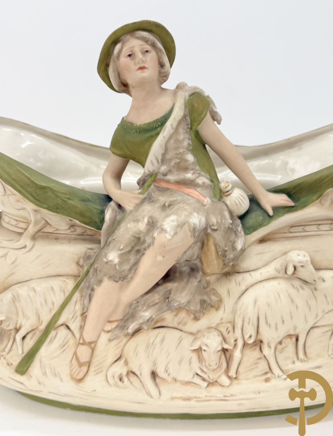 Coupe in Royal Dux met herder en schapen, nummer 1224, gemerkt onderaan