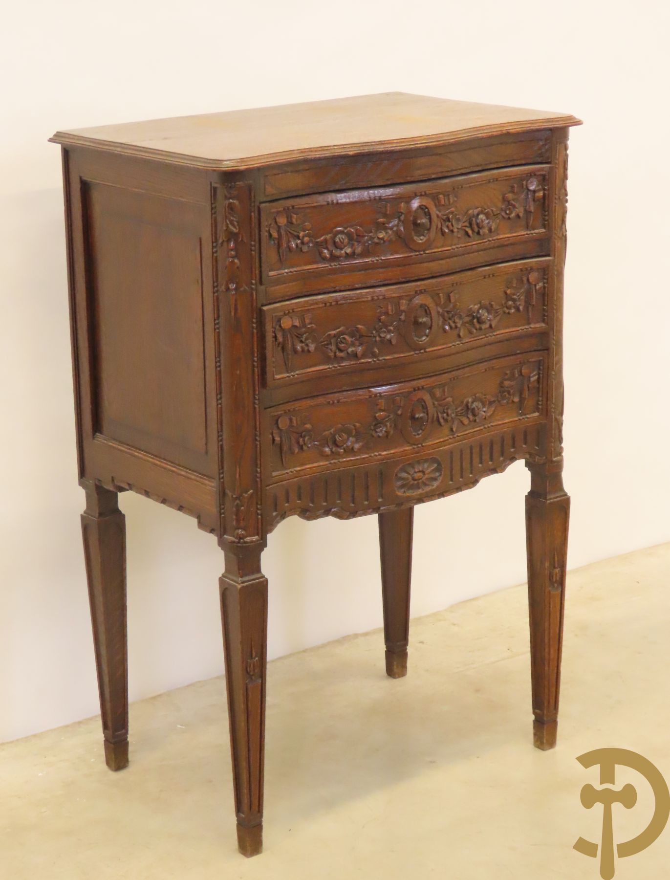 Massief eiken drieladencommode met bloemensculptuur, Louis XVI stijl op versmallende pootjes