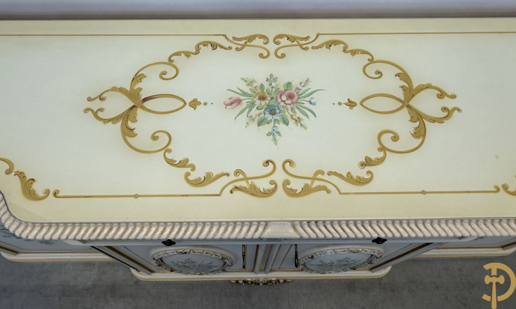 Italiaanse eetkamer met beschilderd bloemenmotief bestaande uit vierdeursdressoir met beschilderde bloemenmotieven, accanthusranken en glazen blad, tafel op gesculpteerde poten en 6 stoelen