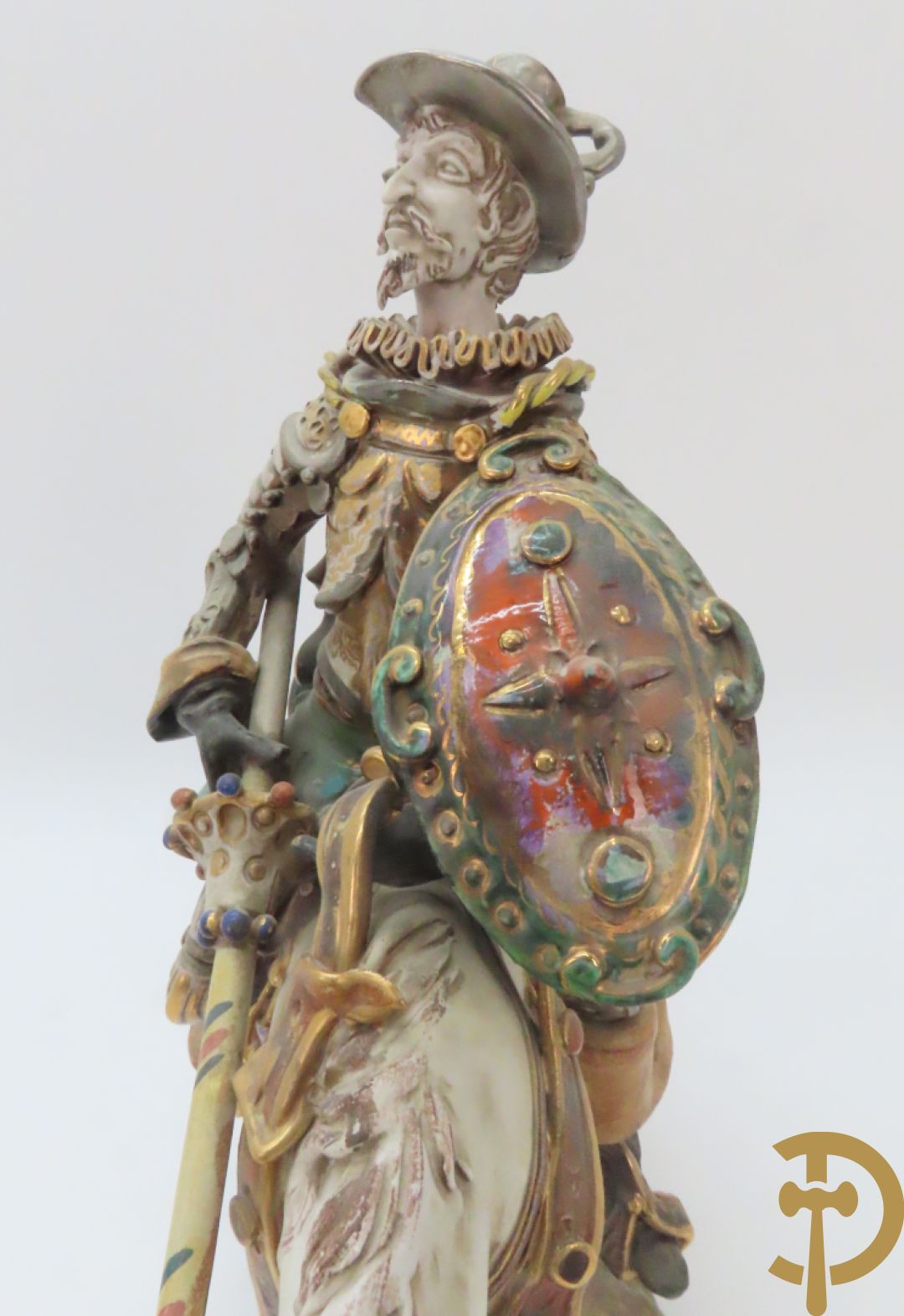 Beeld van Don Quichotte iop zijn paard n Italiaanse meerkleurige faience, Marioni P. gemerkt onderaan