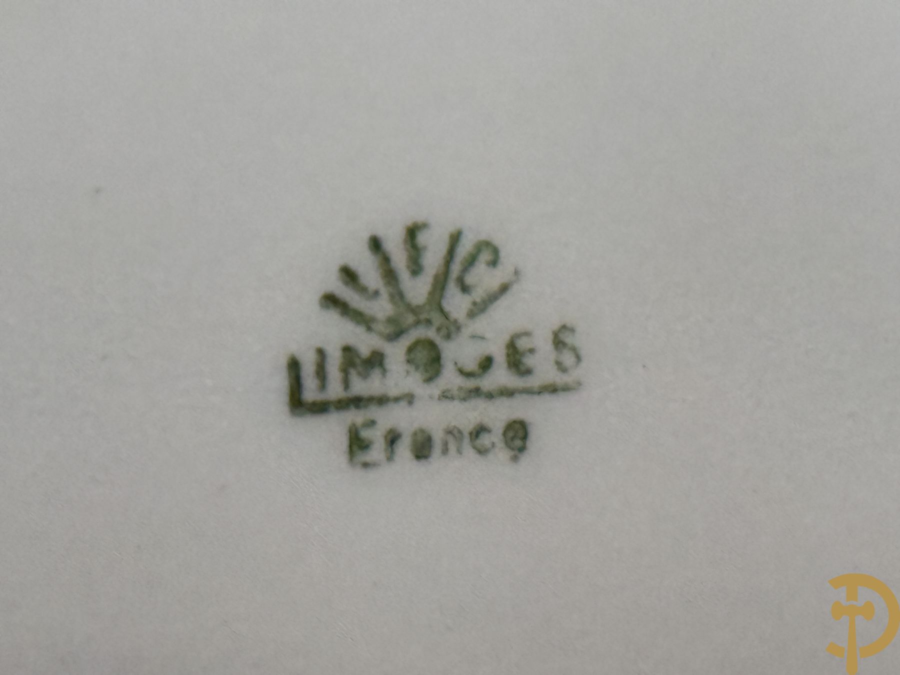 Porseleinen milieu de table (schaal en coupe) Limoges met bloemendecor en vergulde ornamenten, gemerkt onderaan