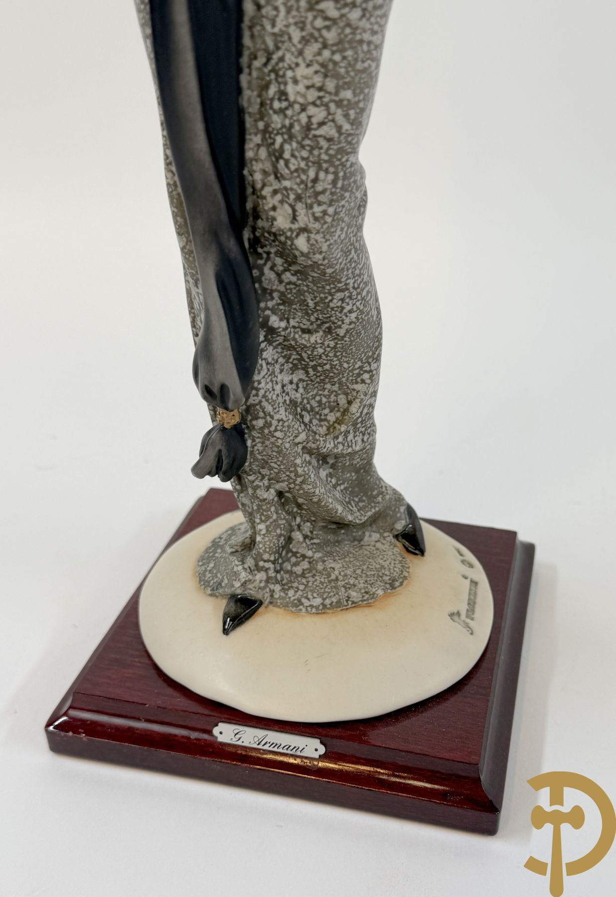 Italiaanse biscuitgroepen w.o. grote groep met 2 liggende naakte dames met zwaan, jongeman op rots, vioolspeler met edeldame, dame met kanten jurk en kinderen + Armani G. getekend 