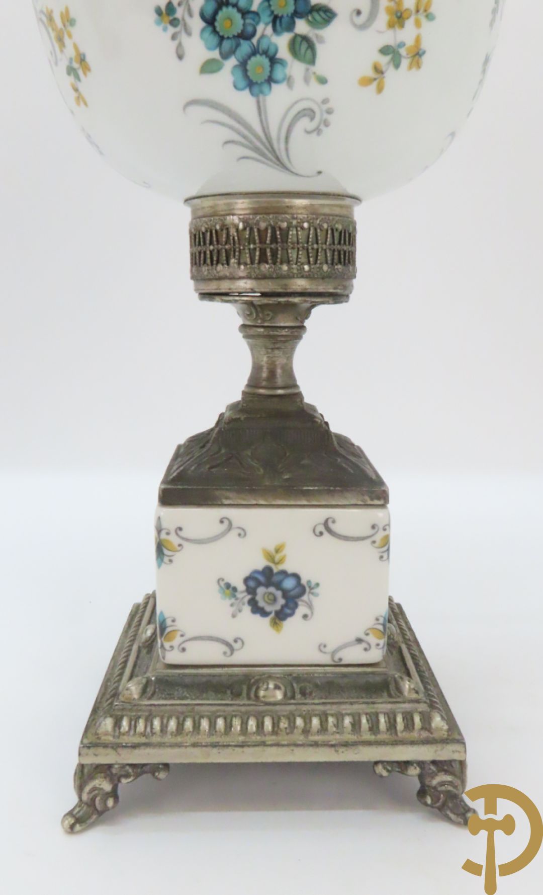 Twee porseleinen Stijl Sèvres cassolettes + dekselpotiche met bloemendecor + vijfarmige kandelaar Sèvres stijl, ACF