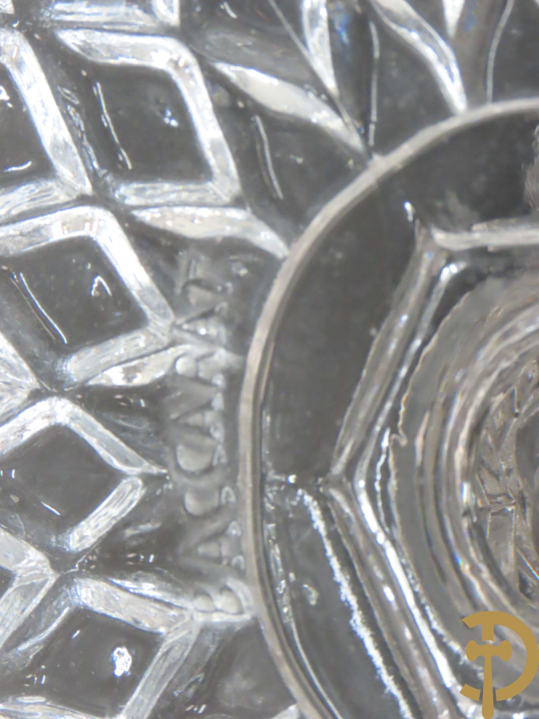 Paar geperste glazen Baccarat fruitcoupes