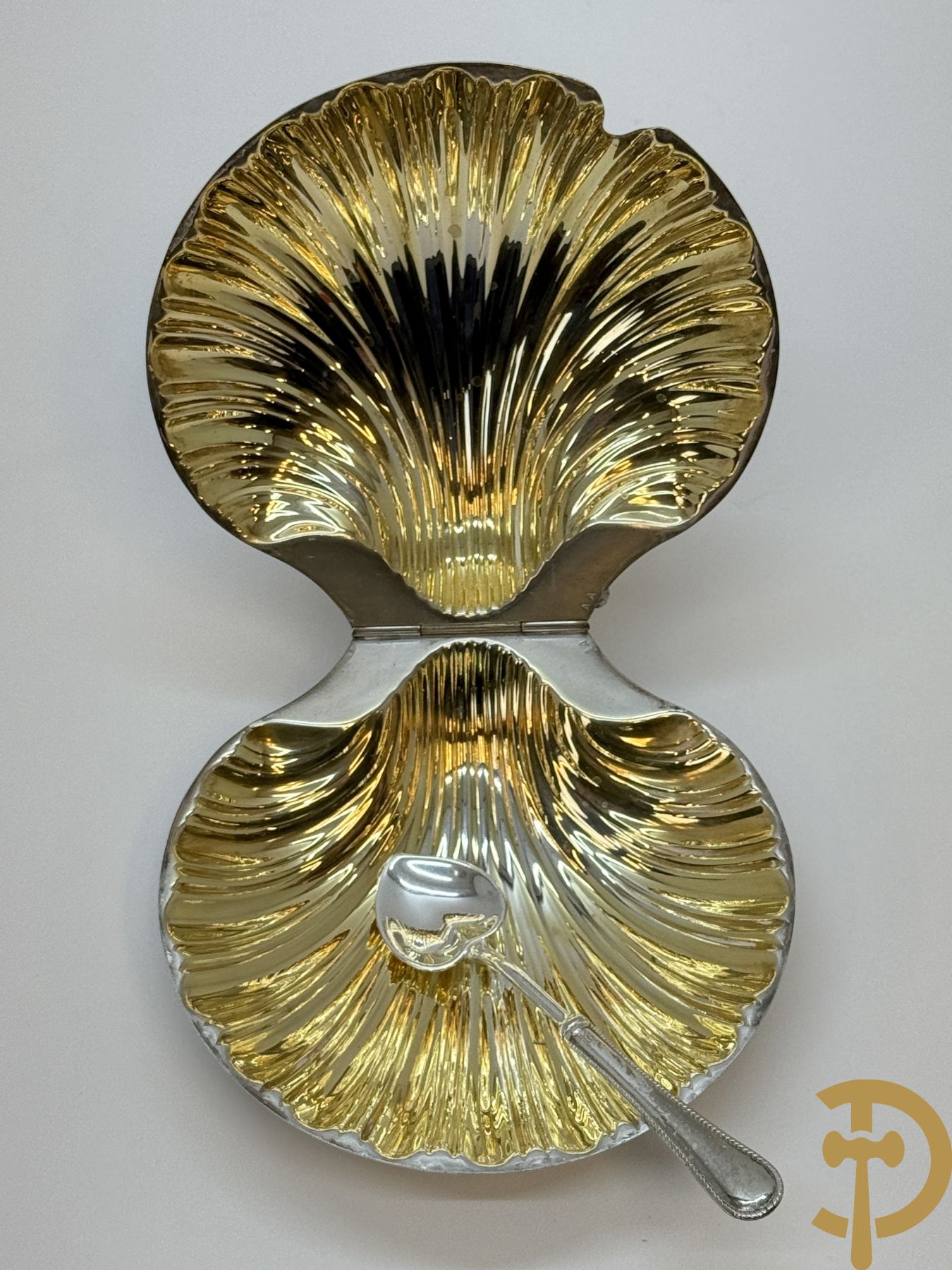 Massief zilveren schelp met lepeltje + 2 openklapbare   sucriers + peper- en zoutstel + mosterdpotje met zilveren omhulsel