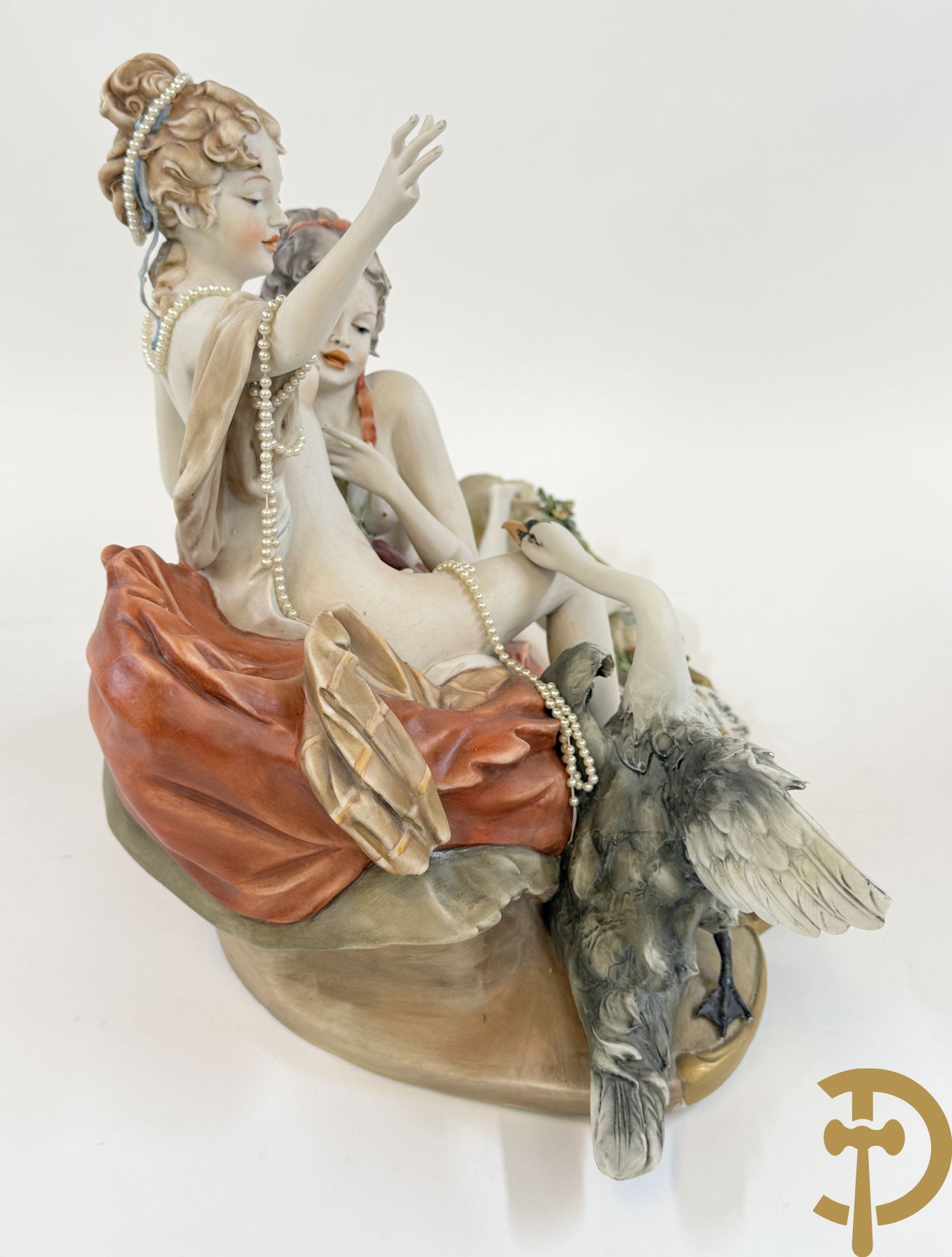 Italiaanse biscuitgroepen w.o. grote groep met 2 liggende naakte dames met zwaan, jongeman op rots, vioolspeler met edeldame, dame met kanten jurk en kinderen + Armani G. getekend 