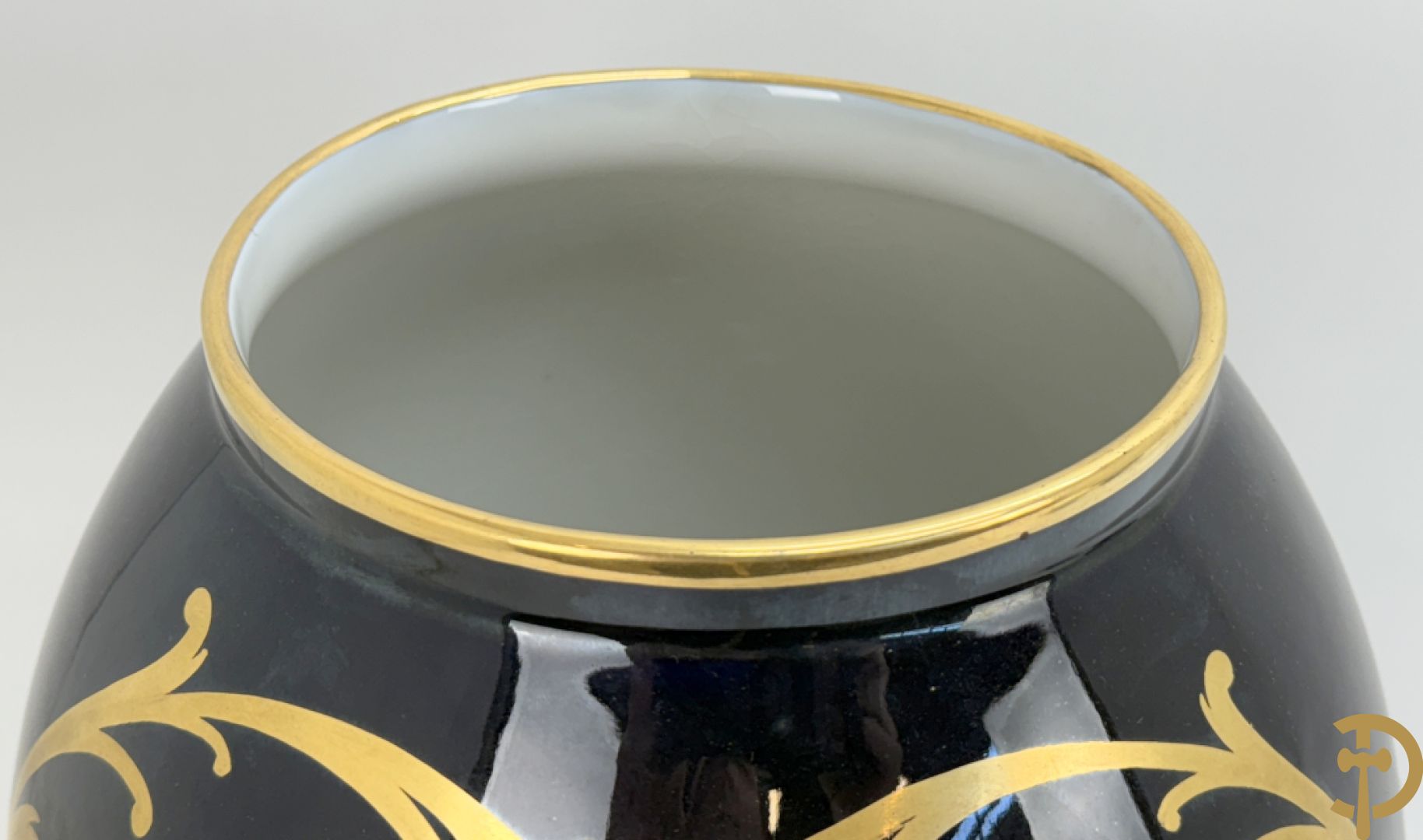 Porseleinen siervaas met idyllisch landschap met 4 dansende dames op blauwe fond, gemerkt Orly