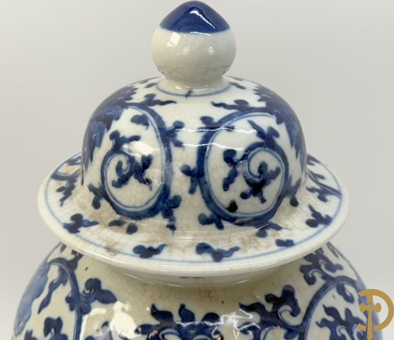 Paar Chinese dekselpotiches in blauw wit porselein met bloemendecor en accanthusranken