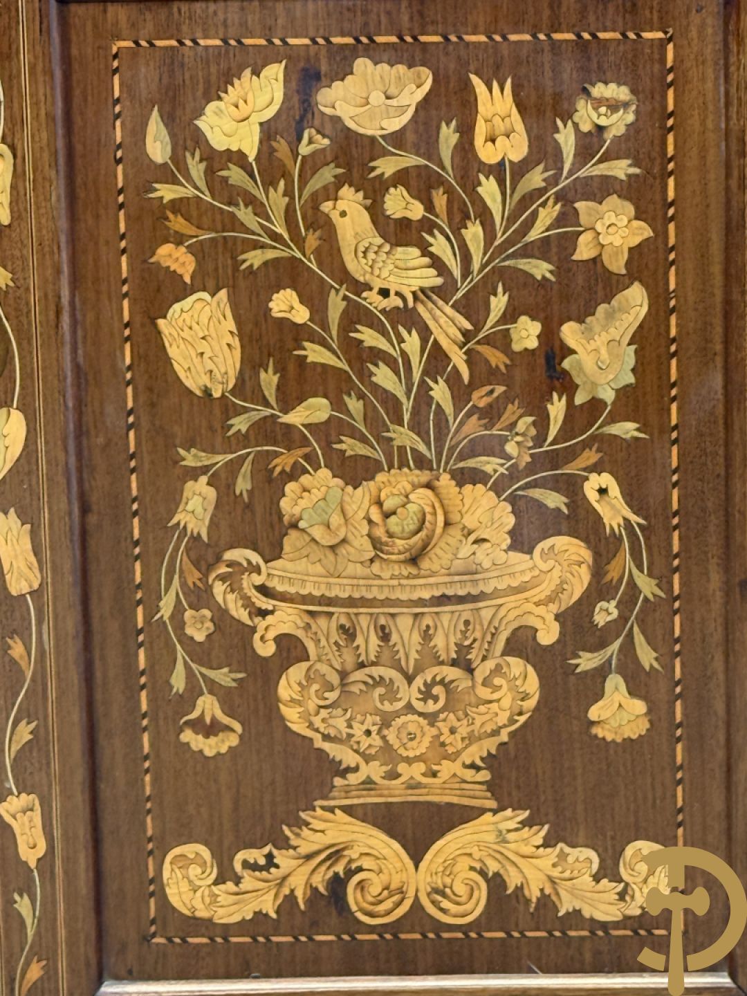 Hollandse vitrine met gemarketteerd bloementafereel, bovenaan met 2 beglaasde deuren en rocaille als kuif - onderaan met 2 gesloten deuren bezet met amforen, vogels en bloemenmarketterie