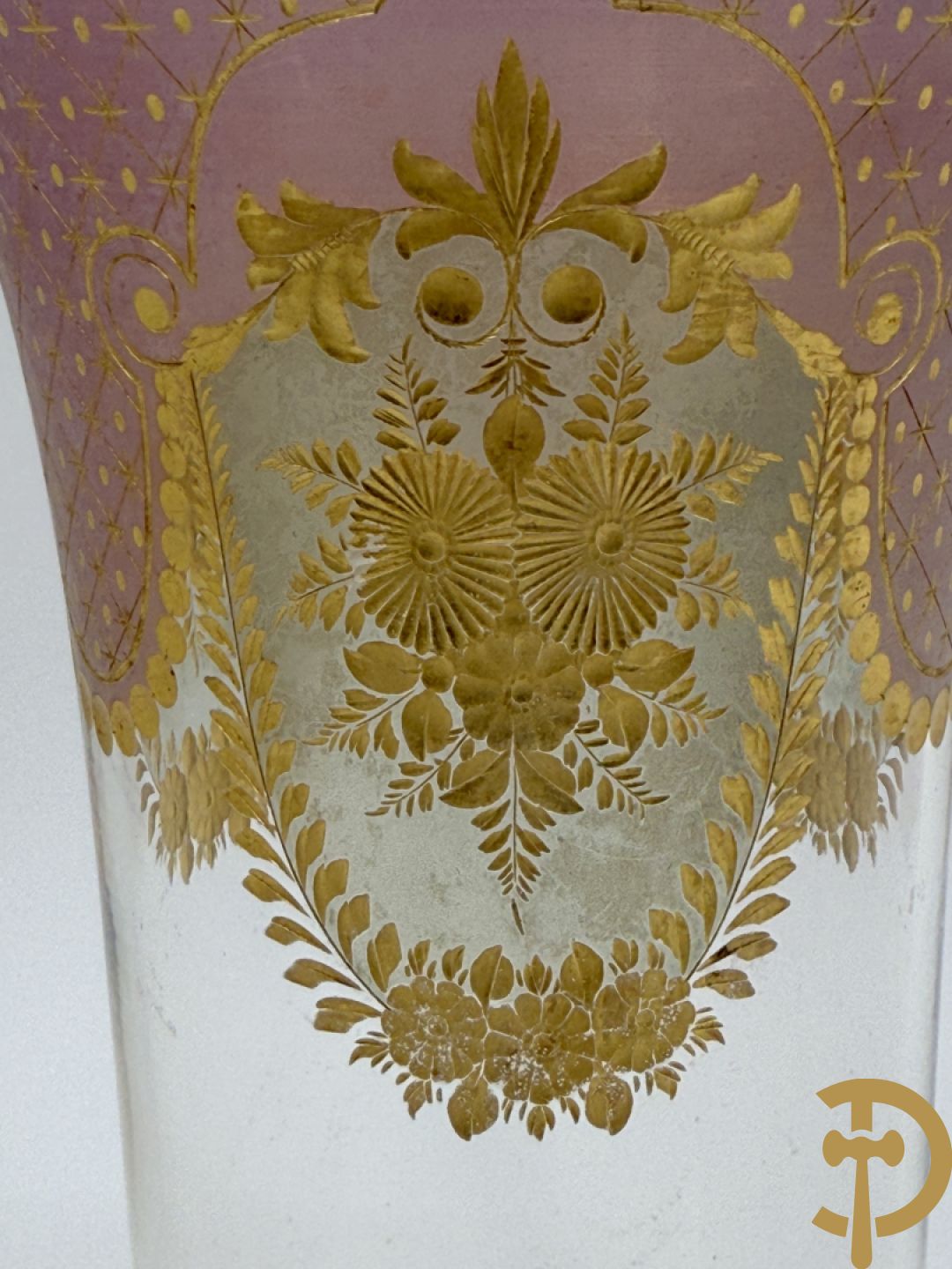 Kristallen vaas met geslepen bloemenmotieven gevuld met goud