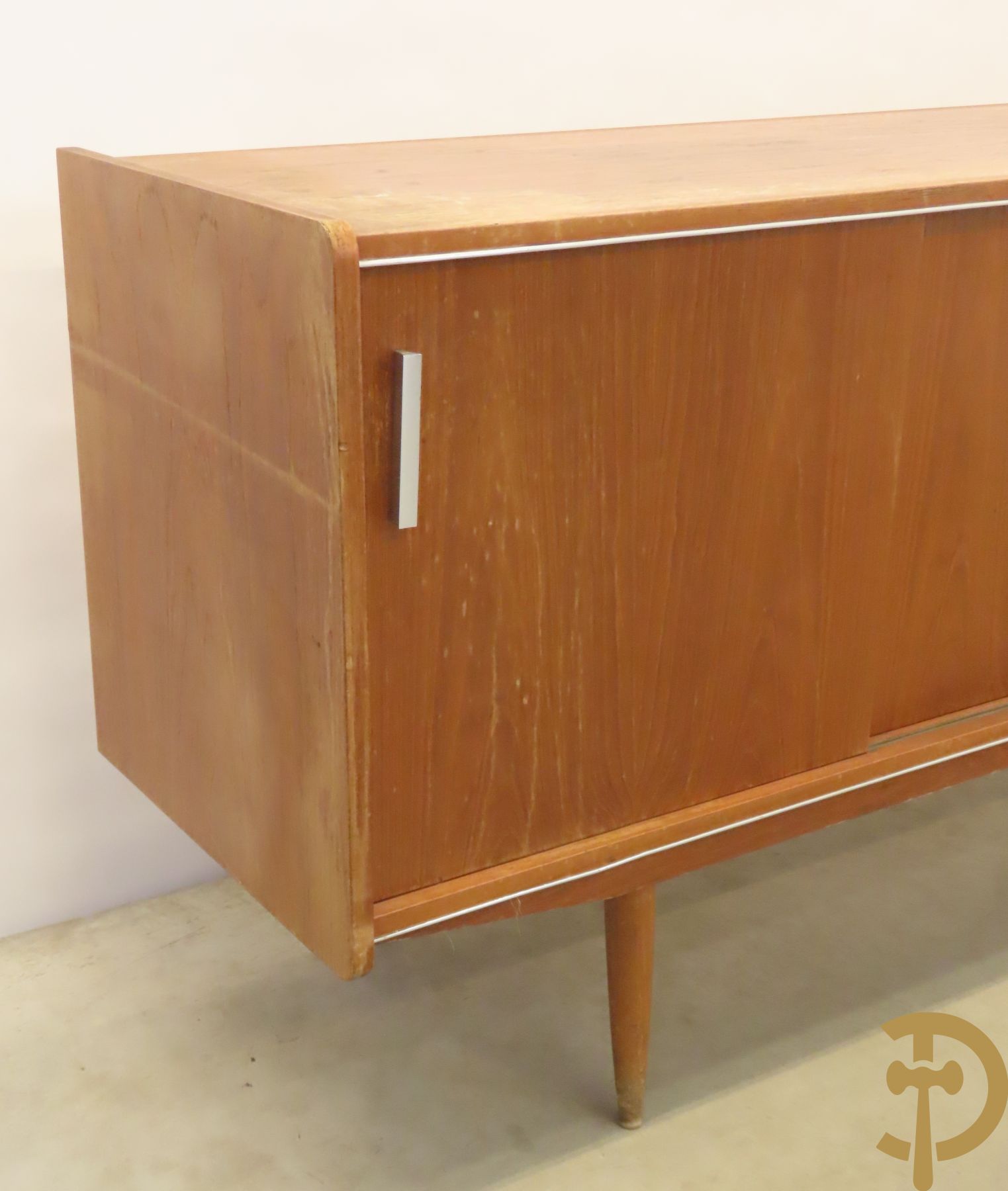 Vintage side board met 4 lades rechts en paar schuifdeuren links