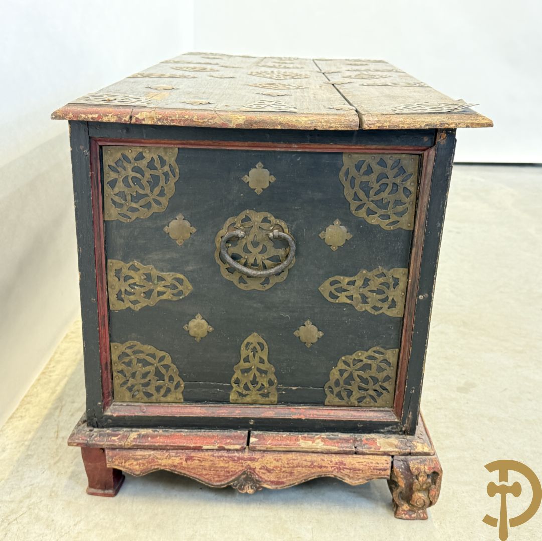 Indonesisch laag ladenkastje met sculptuur van accanthusranken en koperbeslag