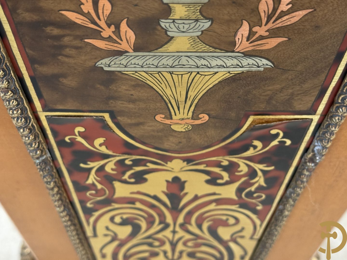 Italiaanse notelaren kartel met marqueterie en bronsbeslag, bovenaan bekroond met cupido - met bihhorende gemarqueteerde console met inleg van koper en schildpadimitatie, decor van amfoor en bronzen medusahoofd