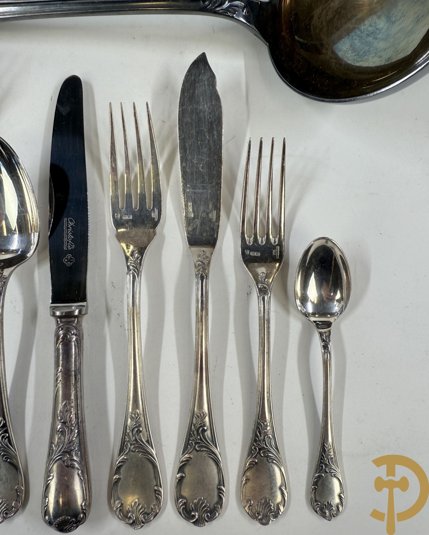 Verzilverd bestek Christoffle, model Marly bestaande uit 12 messen, 12 vorken, 12 lepels, 12 dessertvorken en 12 dessertlepels, 6 visvorken en 6 vismessen, 9 koffielepels en pollepel in schrijn