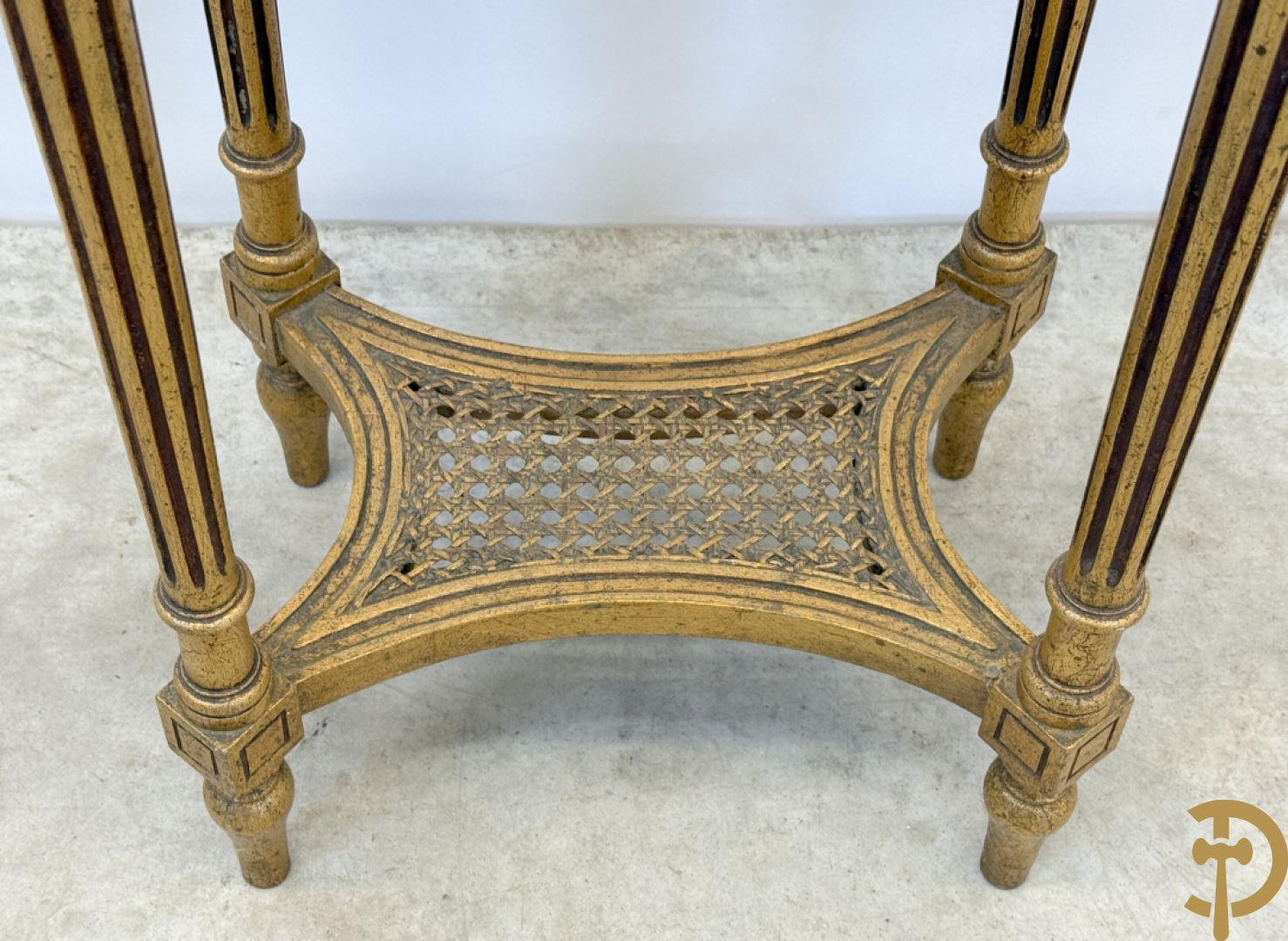 Vergulde Louis XVI bijzettafel met wit marmeren blad op gecanneleerde poten