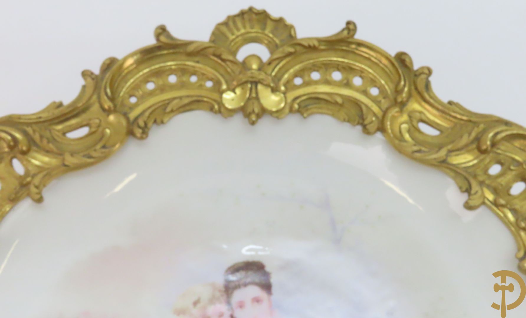 Porseleinen coupe met beschilderd decor van zittende dame met cupido in tuin, Richard getekend, gevat in bronzen houder