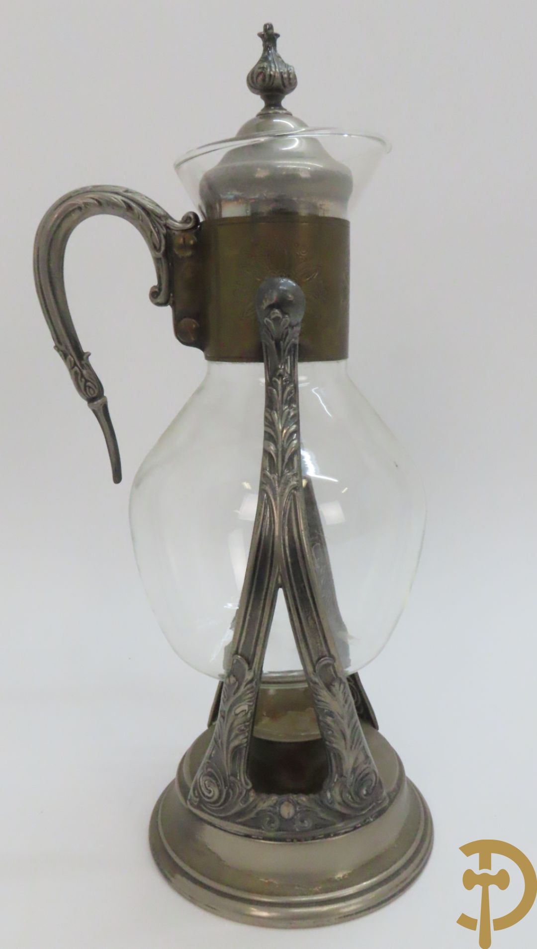 Twee decanteurs + olie- en azijnstel + 2 schenkkannen + twee-orig dekselpotje