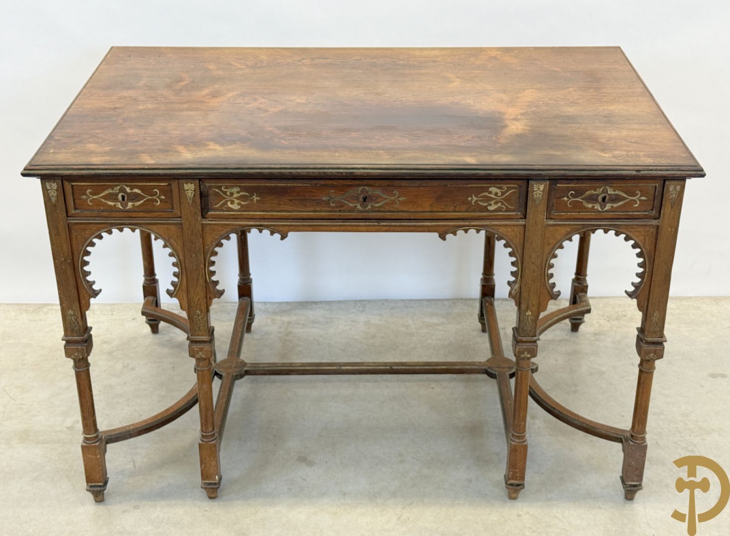 Syrische schrijftafel in exotische houtsoorten met 3 lades op 8 poten met boogvormige en deel vergulde motieven, 19e