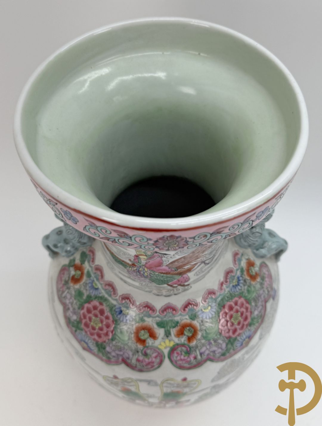 Paar Chinese porseleinen vazen met geanimeerd tafereel