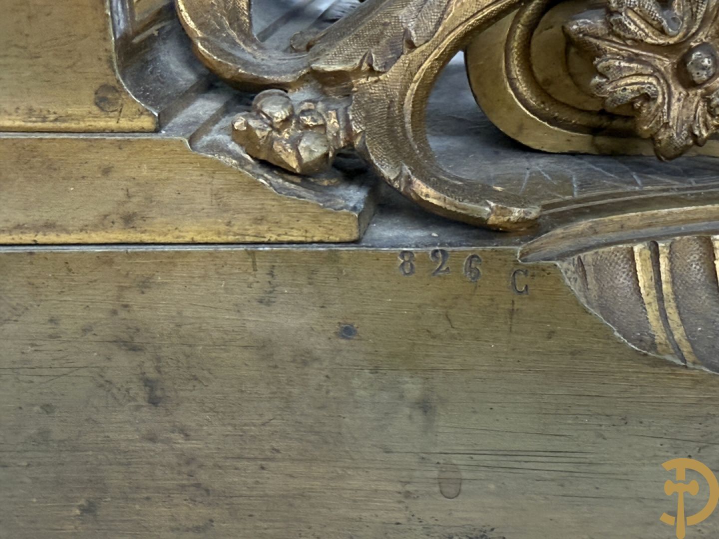 Driedelige bronzen garnituur bezet met Sèvres porselein bestaande uit pendule geflankeerd door paar cupido