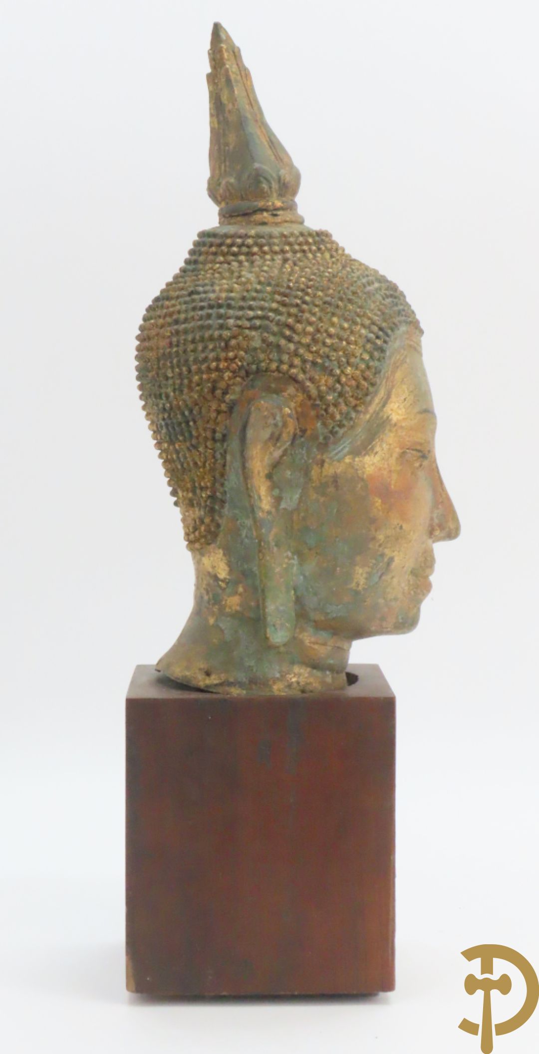 Koperen boedhahoofd op houten sokkel