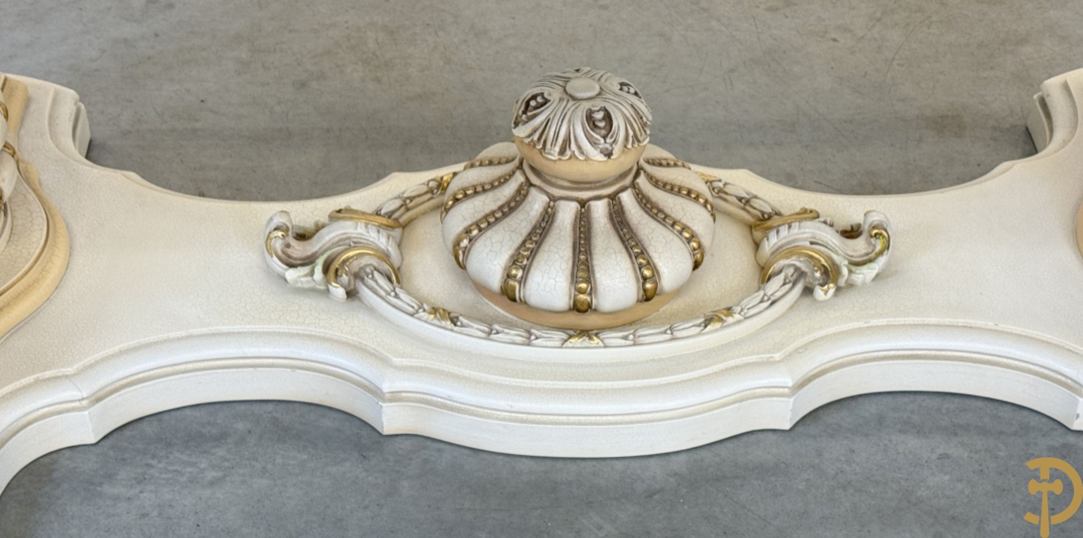 Italiaanse eetkamer met beschilderd bloemenmotief bestaande uit vierdeursdressoir met beschilderde bloemenmotieven, accanthusranken en glazen blad, tafel op gesculpteerde poten en 6 stoelen