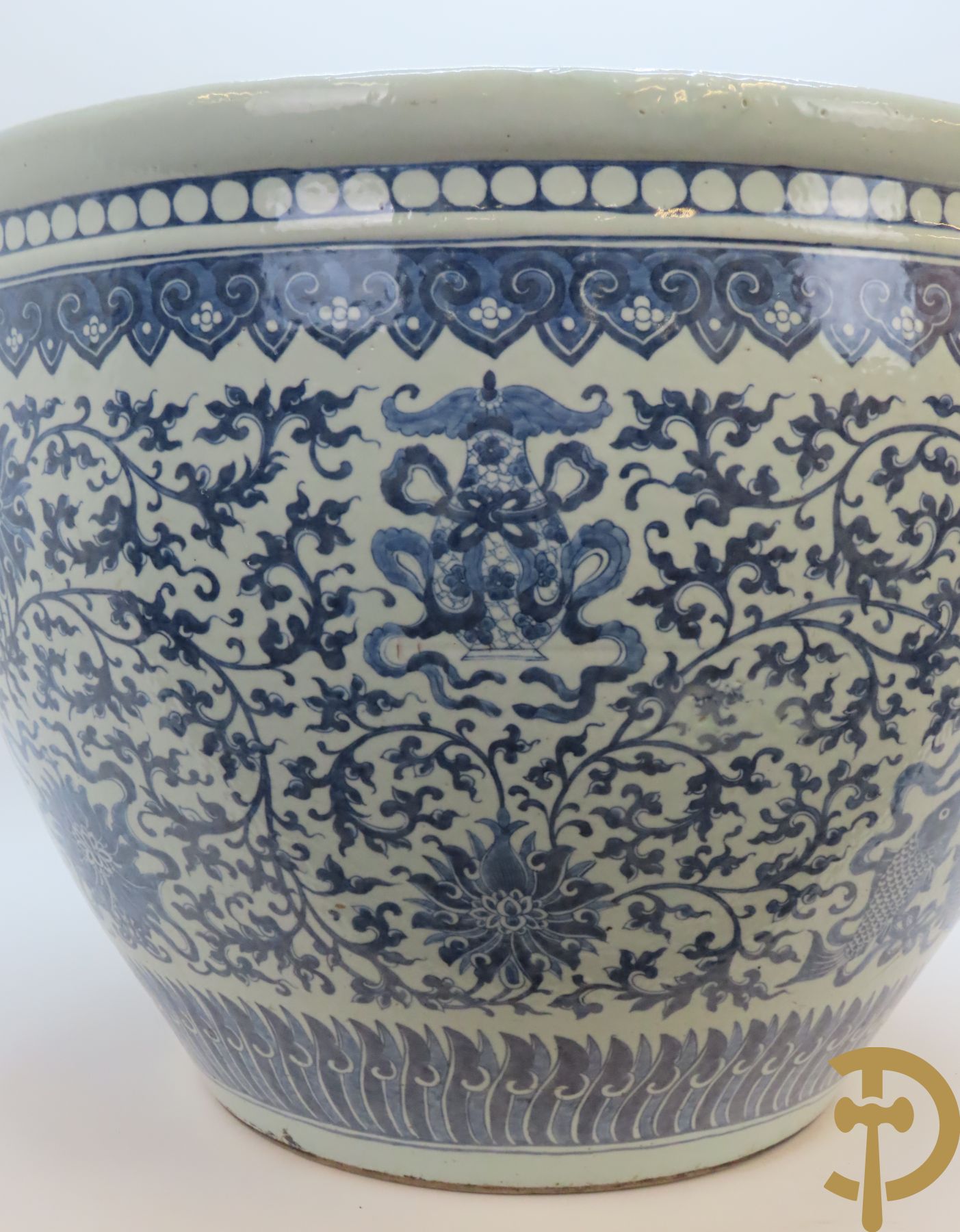 Chinese porseleinen blauw - witte viskom of grote cachepot met lotusslingers, Qian Long 19e