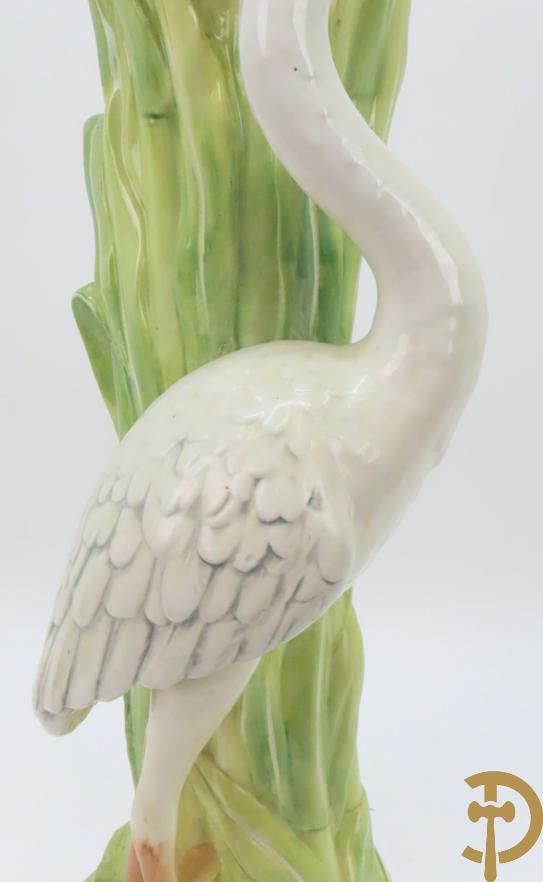 Keramieken zuil met ooievaar in het riet met cachepot erop, Italiaans, gemerkt