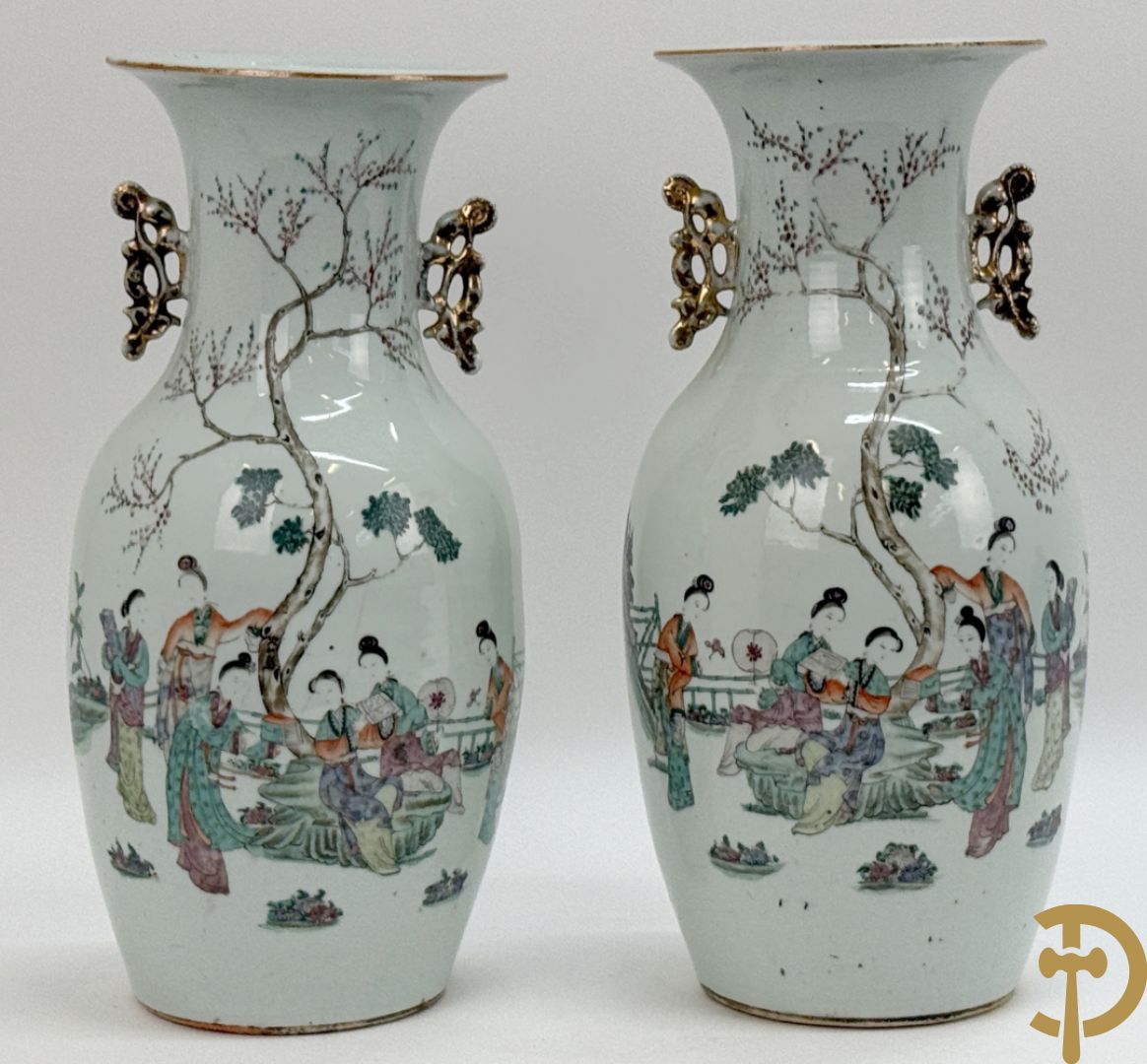 Paar Chinese porseleinen vazen met geisha decor en dames in landschap