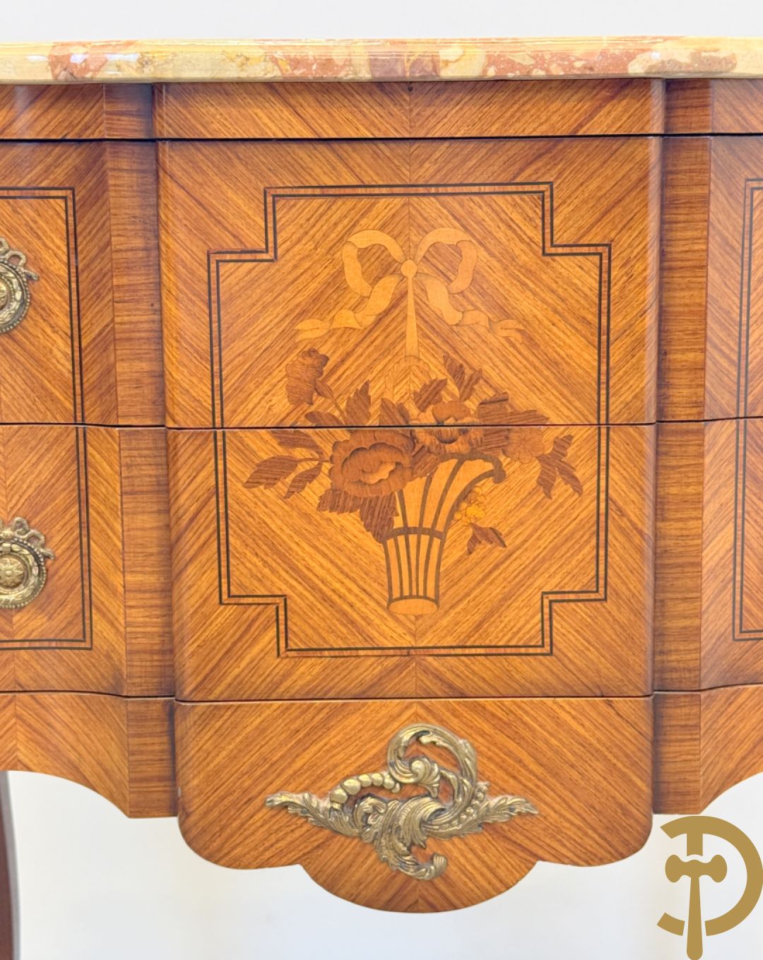 Notelaren tweeladencommode met marquetterie en bronsbeslag en marmeren blad
