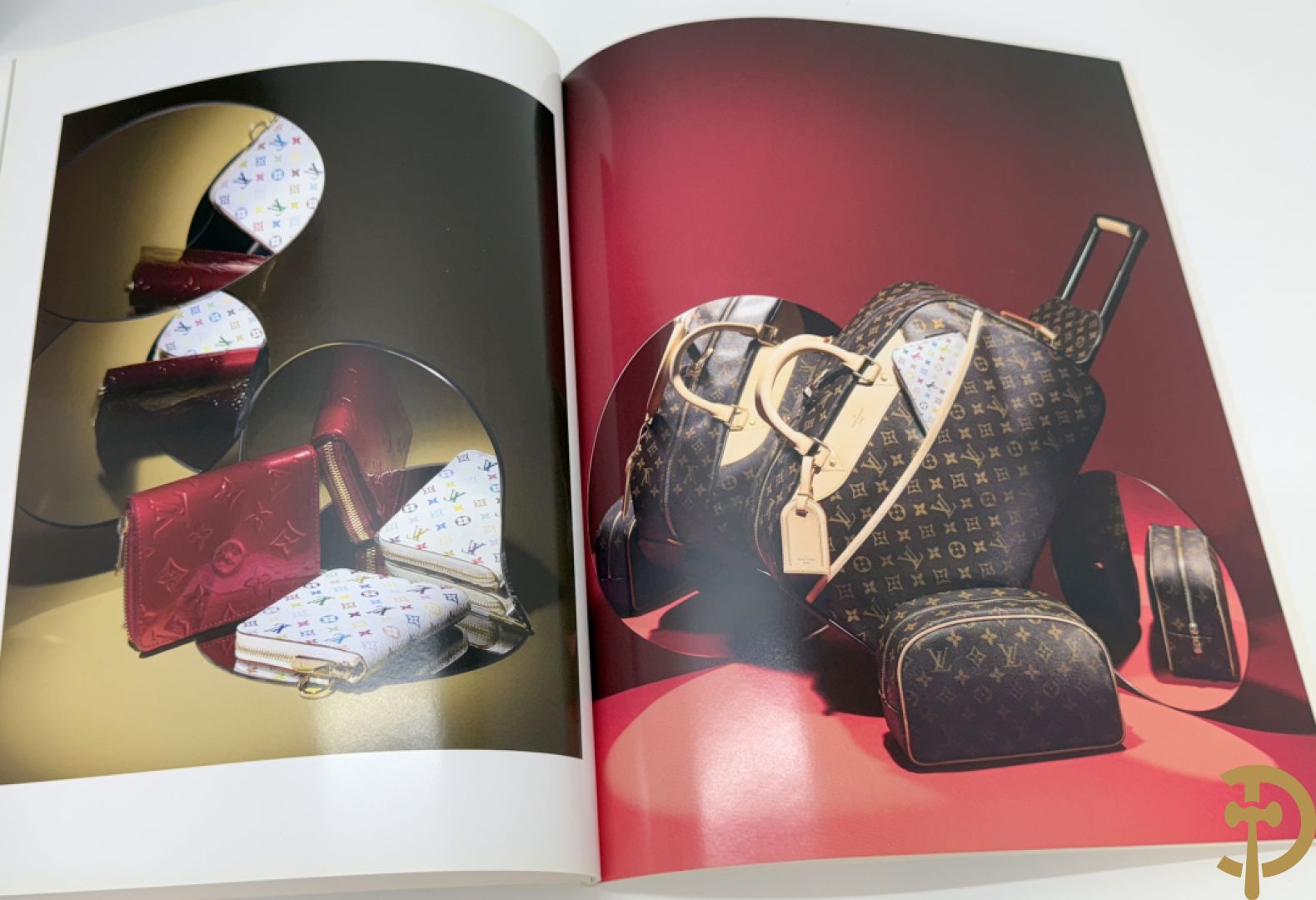Boek Louis Vuitton, 100 Malles de Legende, door Pierre Leonforte, Editions de la Martinière + Louis Vuitton boekje + zakken Louis Vuitton + 2 kaartspellen Louis Vuitton