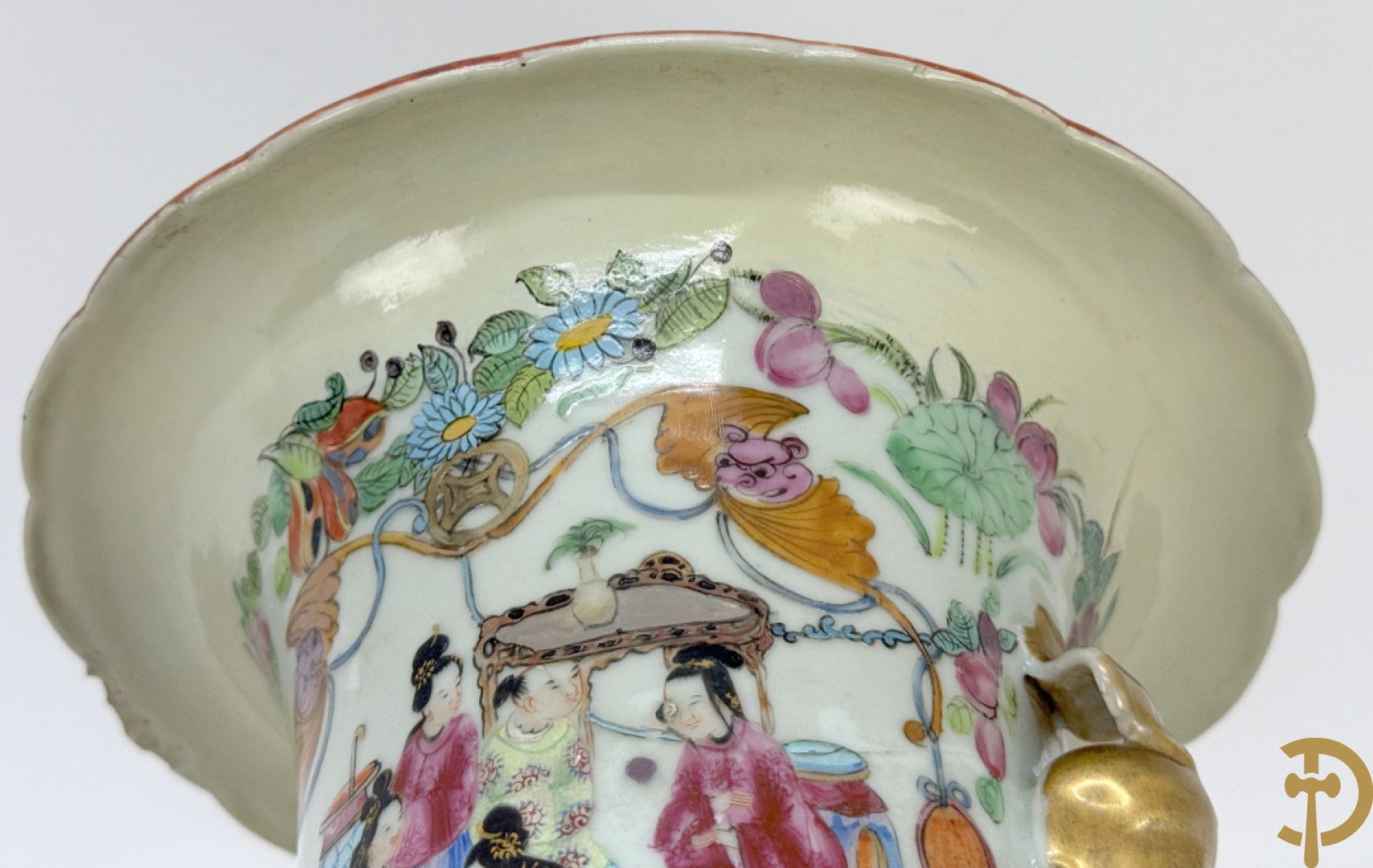 Chinese porseleinen Kanton vaas met geanimeerde hoftaferelen, natuurmotieven, fauna en floradecor