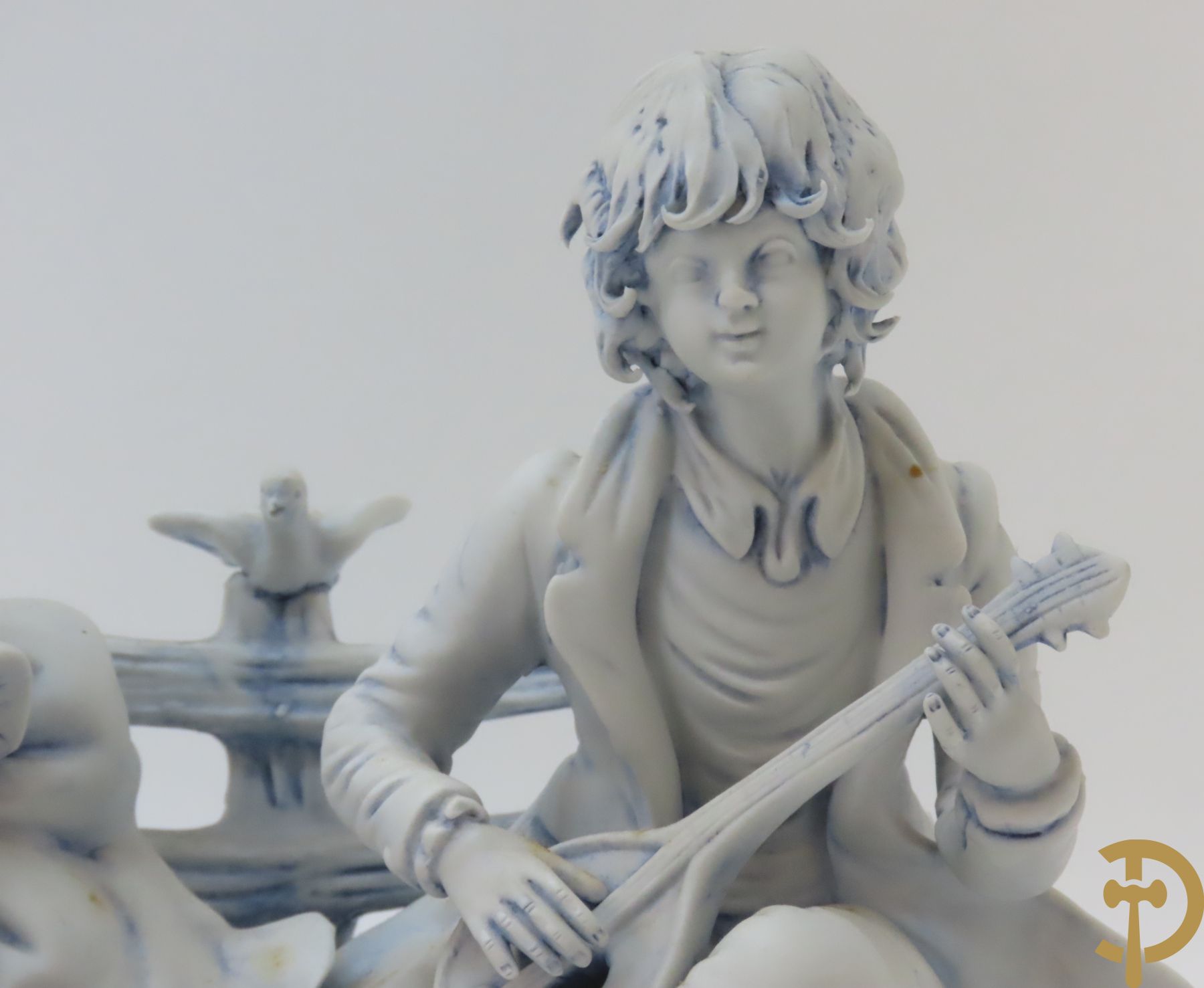 Drie beelden in Capo di Monte porselein : dame met lang haar, jongeman met vis en koppel op bank