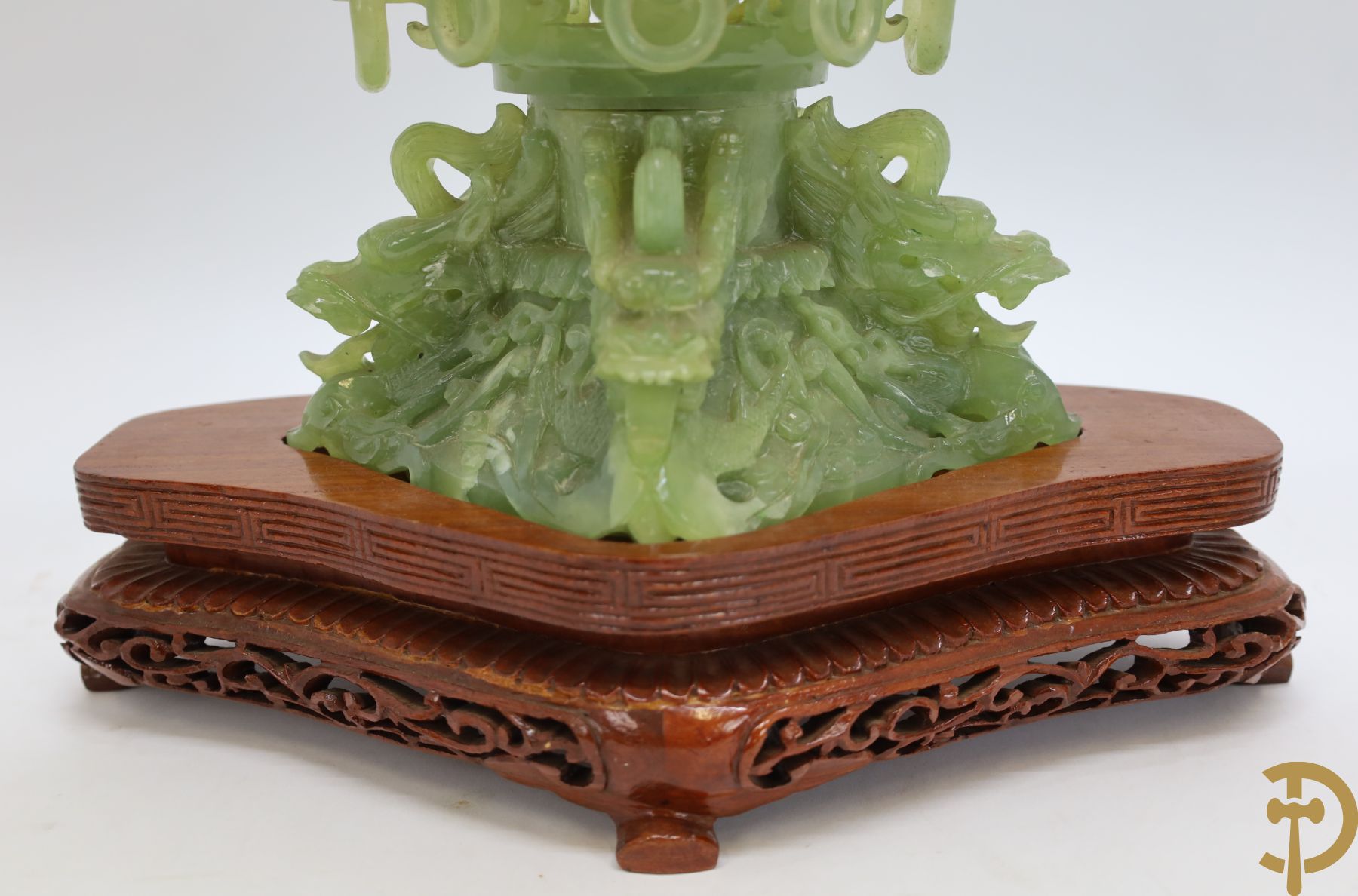 Grote handgesculpteerde brule parfum in jade, onderaan met draken en bovenaan met tempel - driedelig