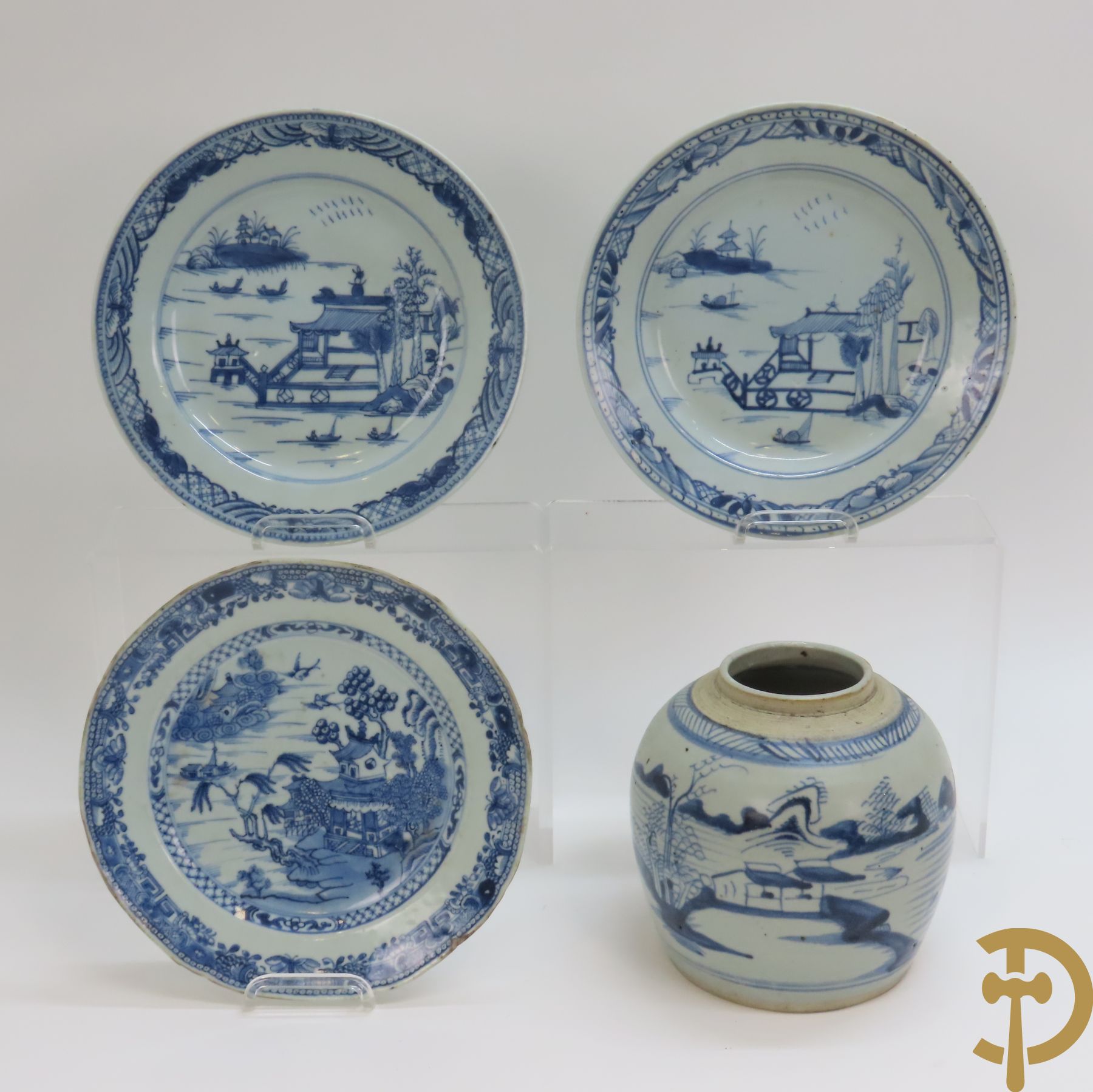 Drie Chinese blauw/wit porseleinen bordjes met landschapsdecor + Chinese porseleinen potiche met landschapsdecor