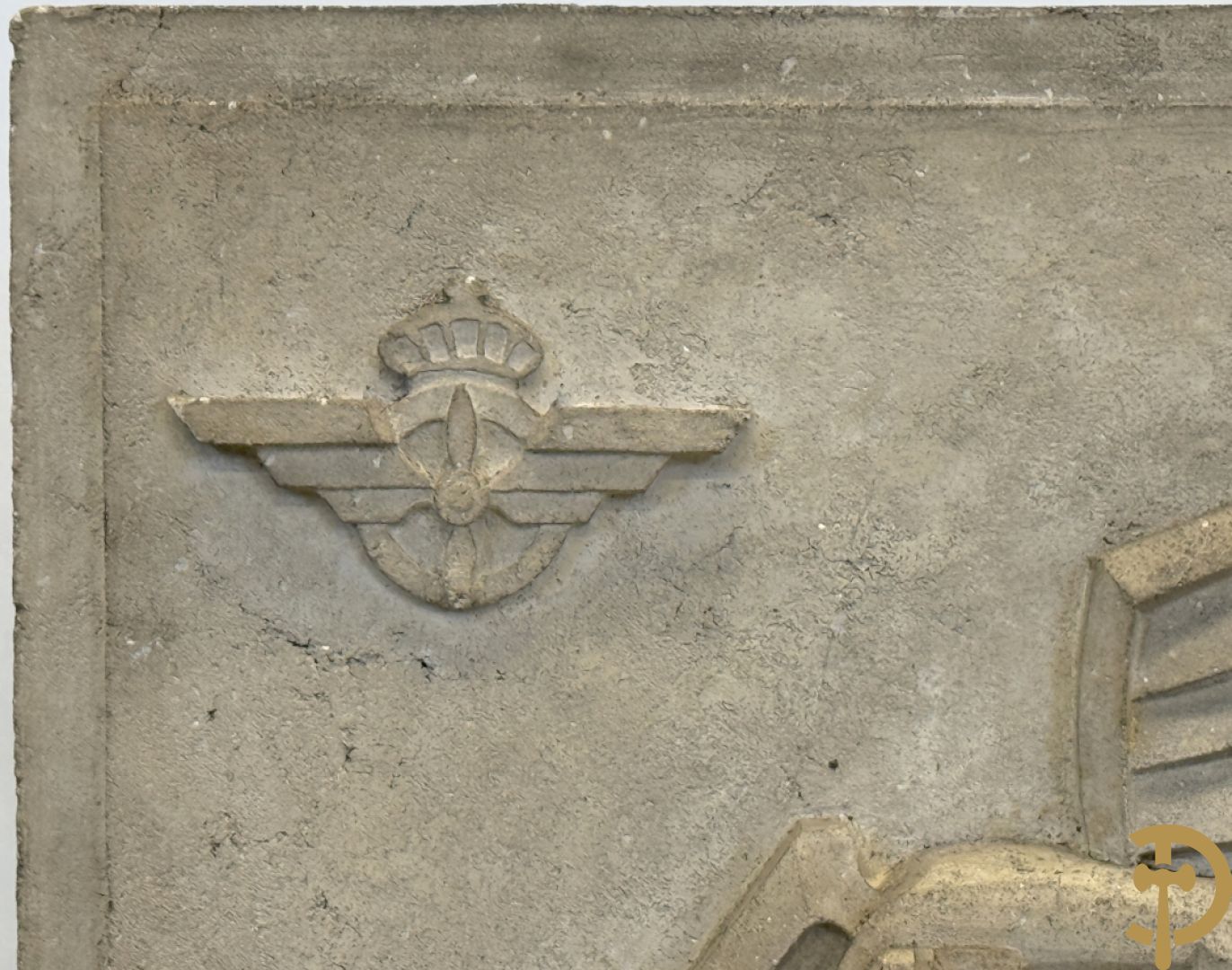 WILLAERT getekend - Gestyleerd Art Deco basrelief met Icarus en vliegenierssymbool in beton