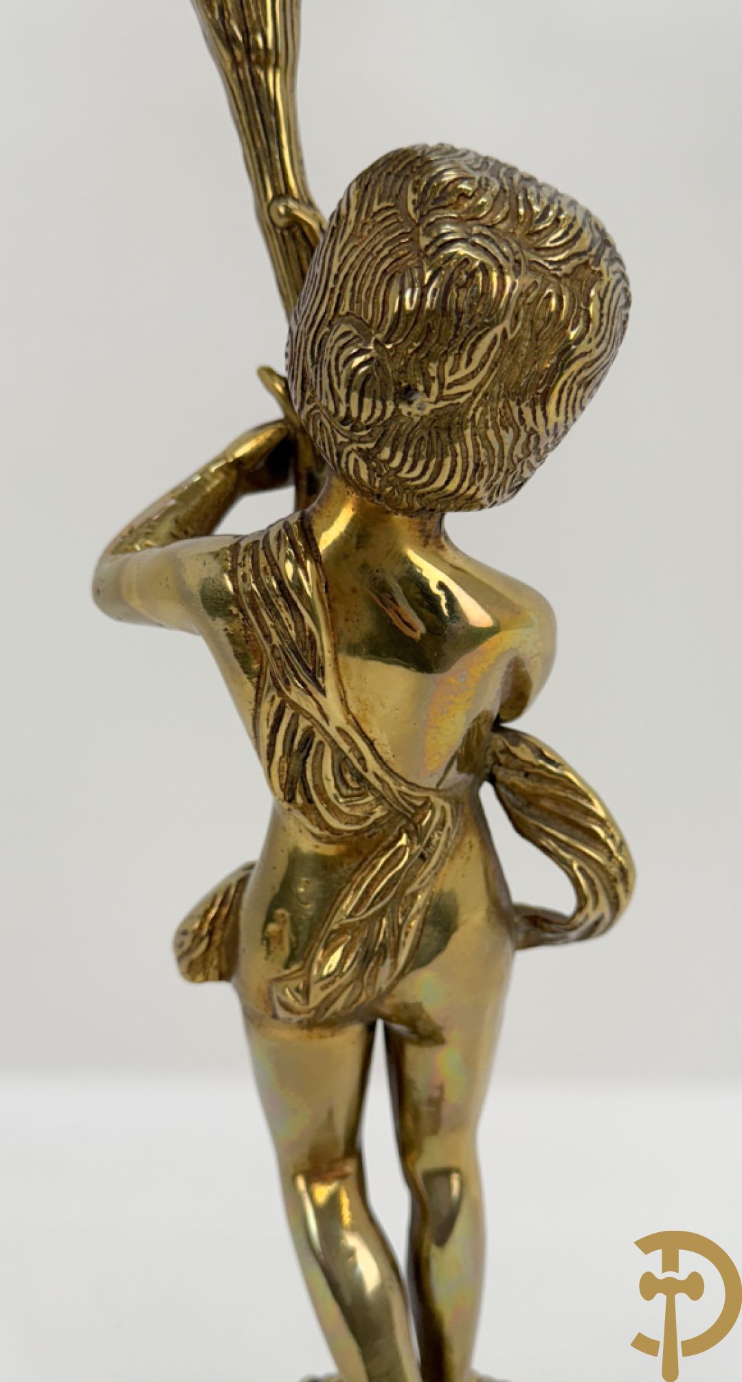 Paar koperen cassolettes bezet met ramskoppen dragende een cupido + koperen beeld van jongeman met zevenarmige kandelaar