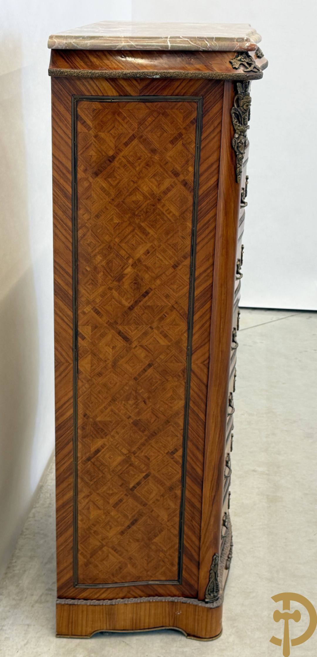 Gemarketteerde notelaren zevenladenkast bezet met bronsbeslag en marmeren blad