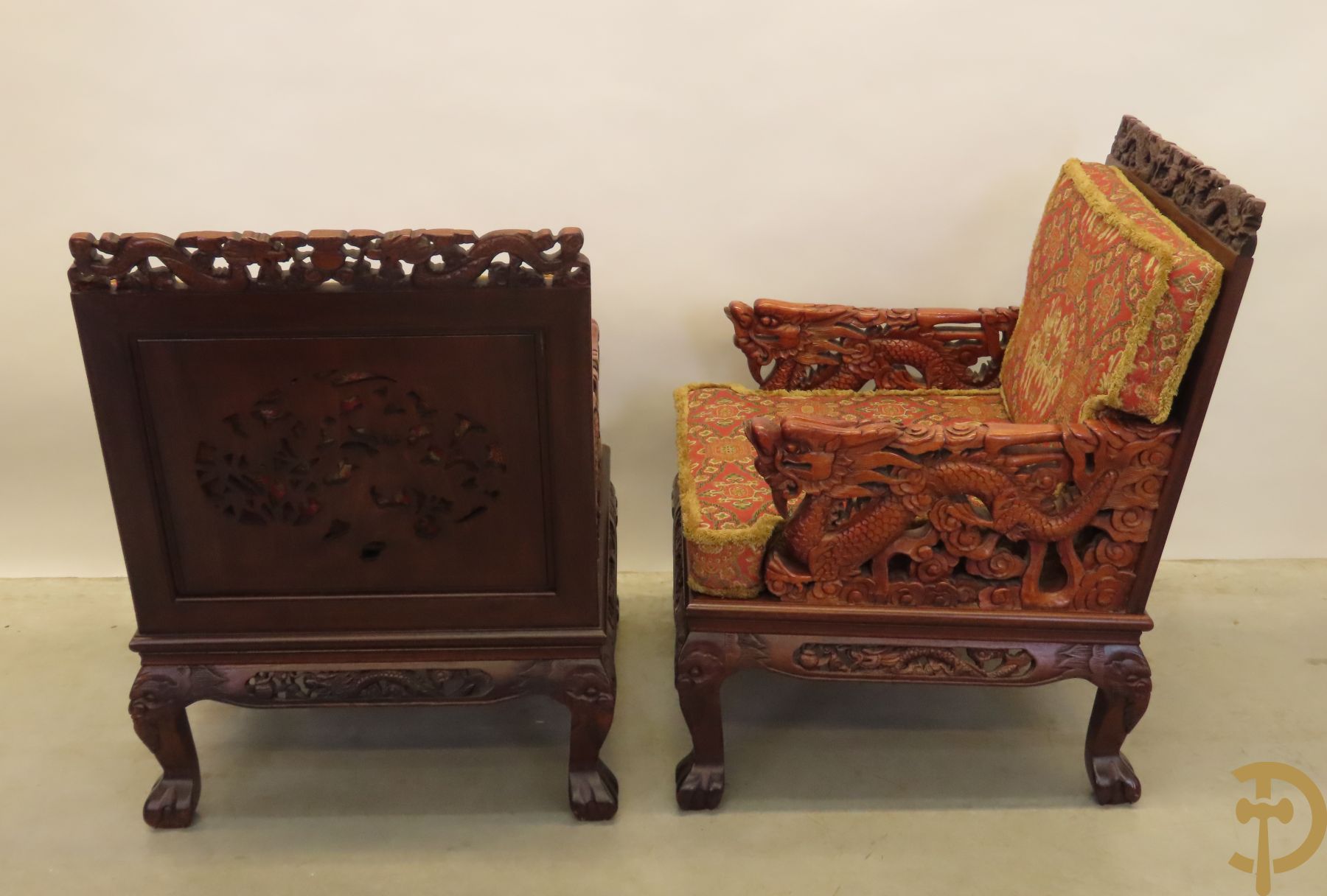 Aziatisch hardhouten salonensemble bestaande uit paar fauteuils met drakensculptuur en orientaalse motieven, paar lage banquettes, paar bijzettafels en salontafel