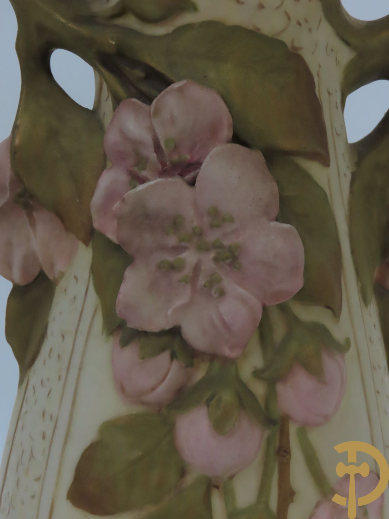 Paar Royal Dux vazen, Art Nouveau stijl, met bloemen bezet, Nummer 5505