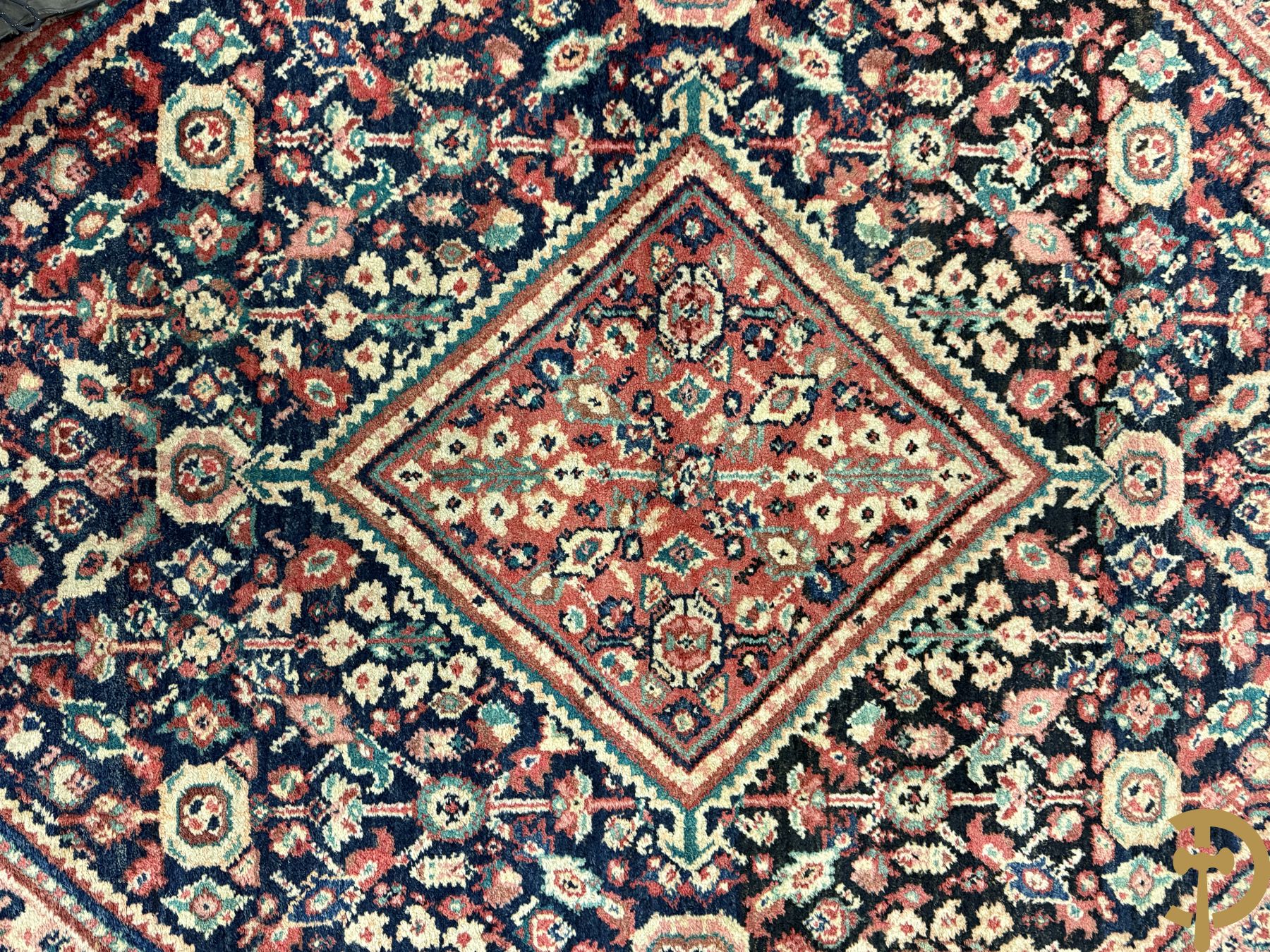 Drie oosterse handgeknoopte tapijten met blauwe fond