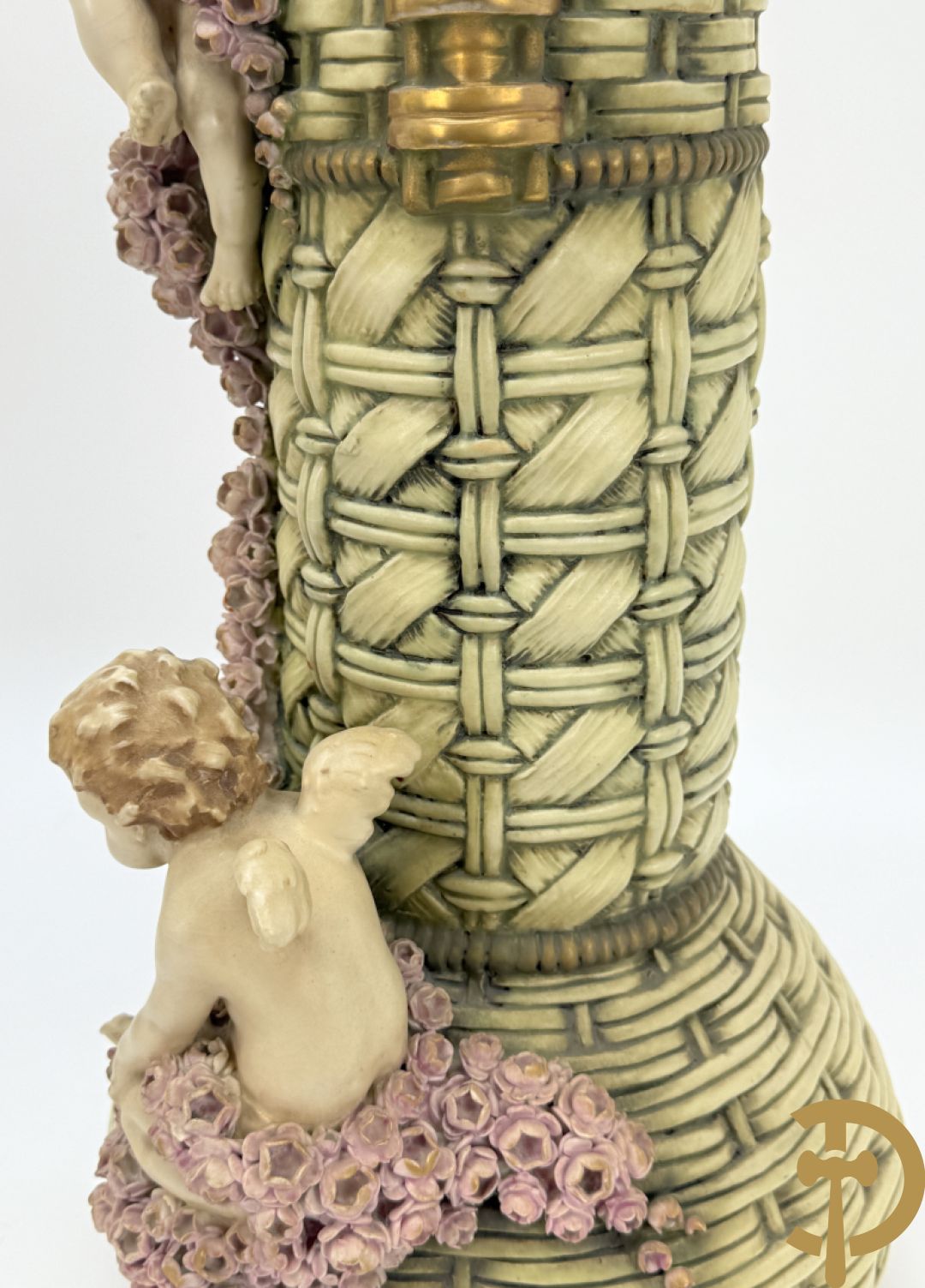 Paar meerkleurige faience vazen,  Austria gemerkt, met cupido