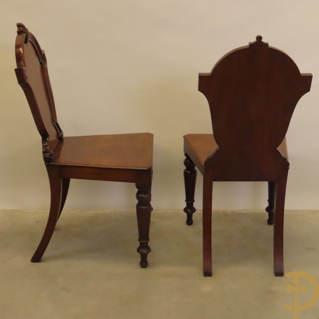 Twee Engelse mahoniehouten hall chairs, 2e helft 19e