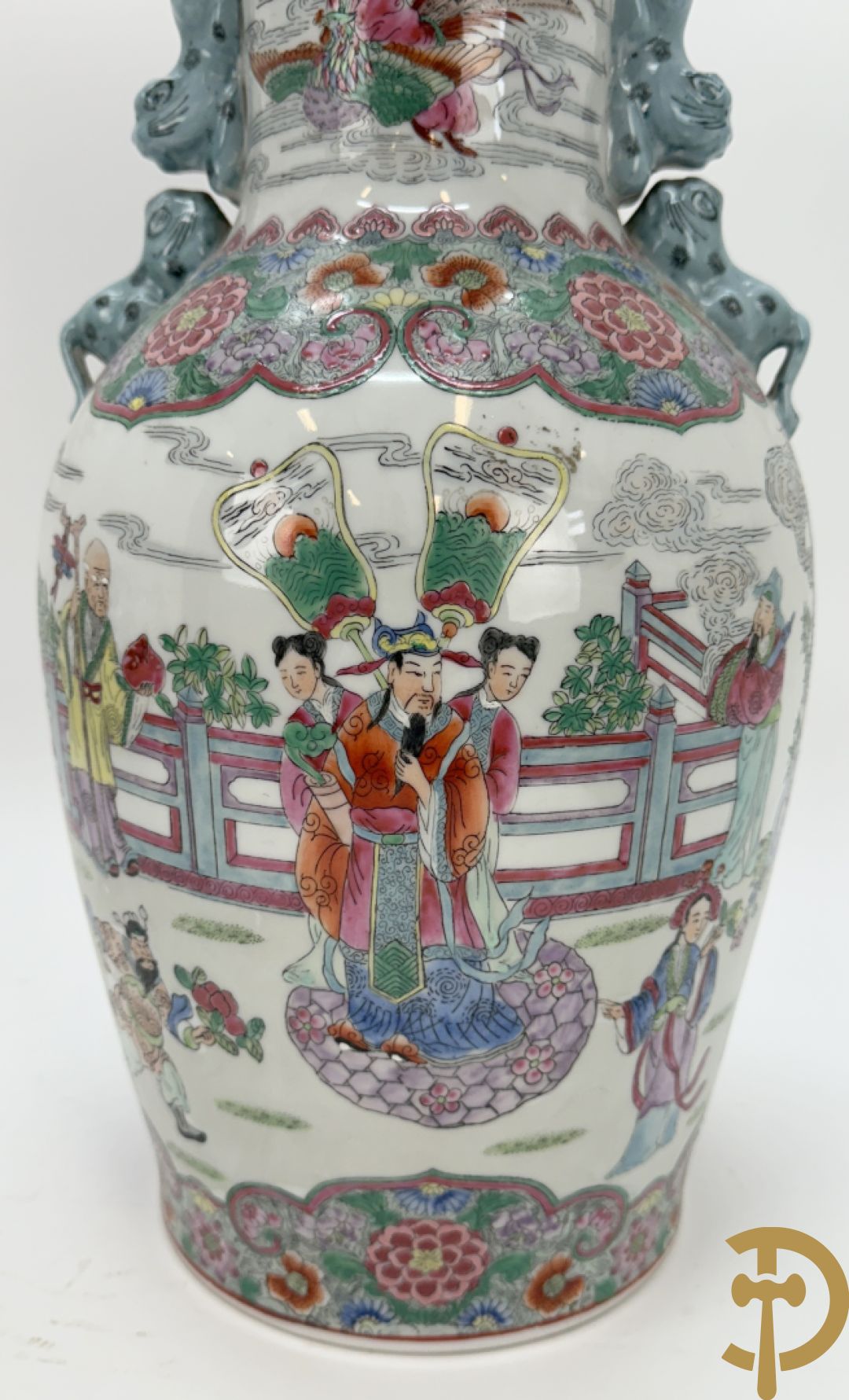 Paar Chinese porseleinen vazen met geanimeerd tafereel